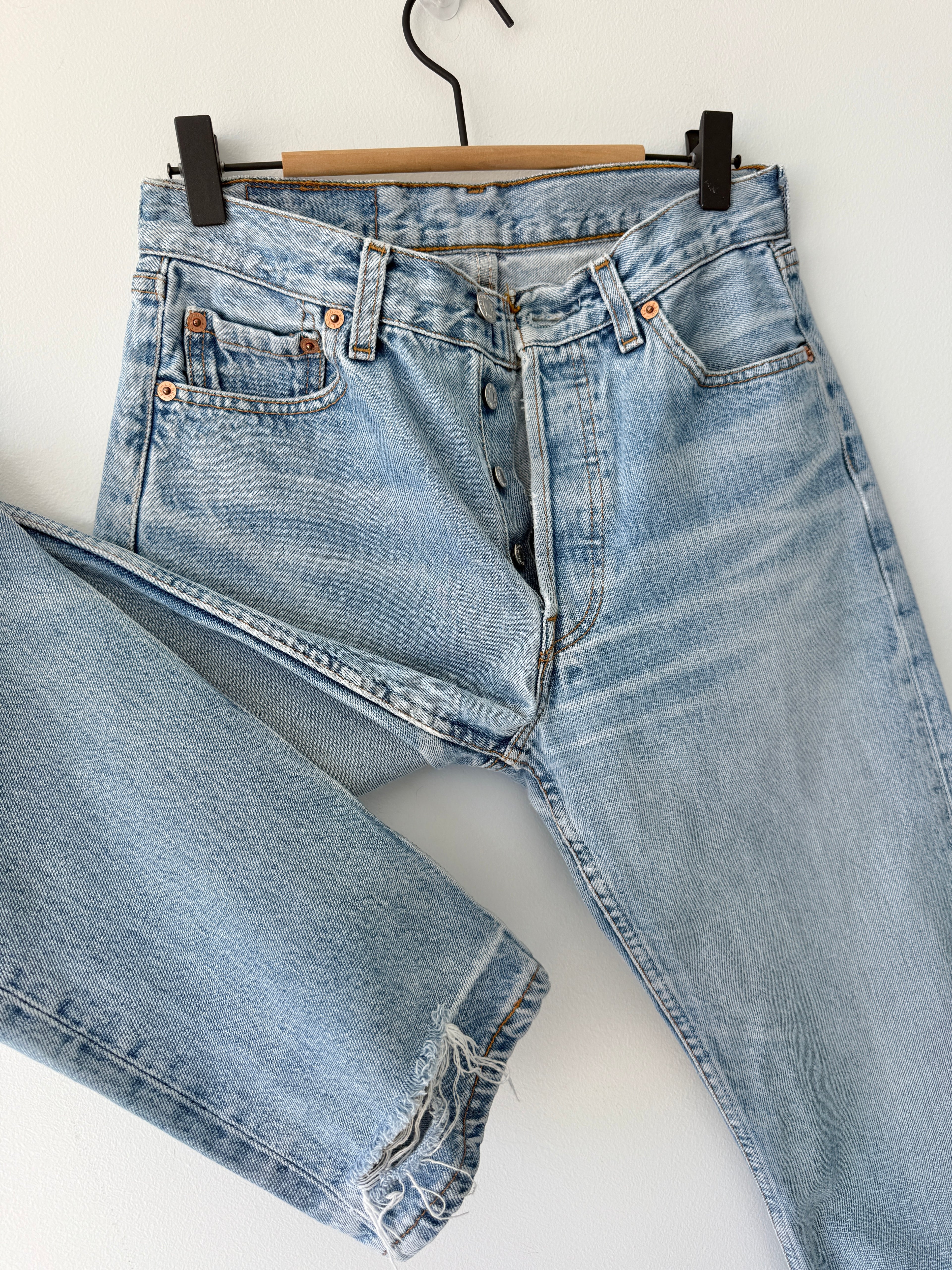 W27 L31 vintage Levis 501 26/27” measured waist medium light blue 501s Y2K nl