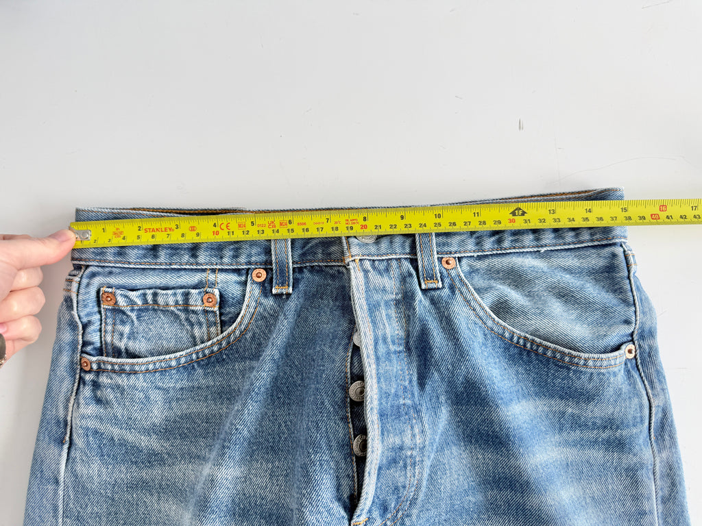 W29 L27 vintage Levis 501s 28/29” medium blue whiskers fade denim Levi’s 501s 90s USA