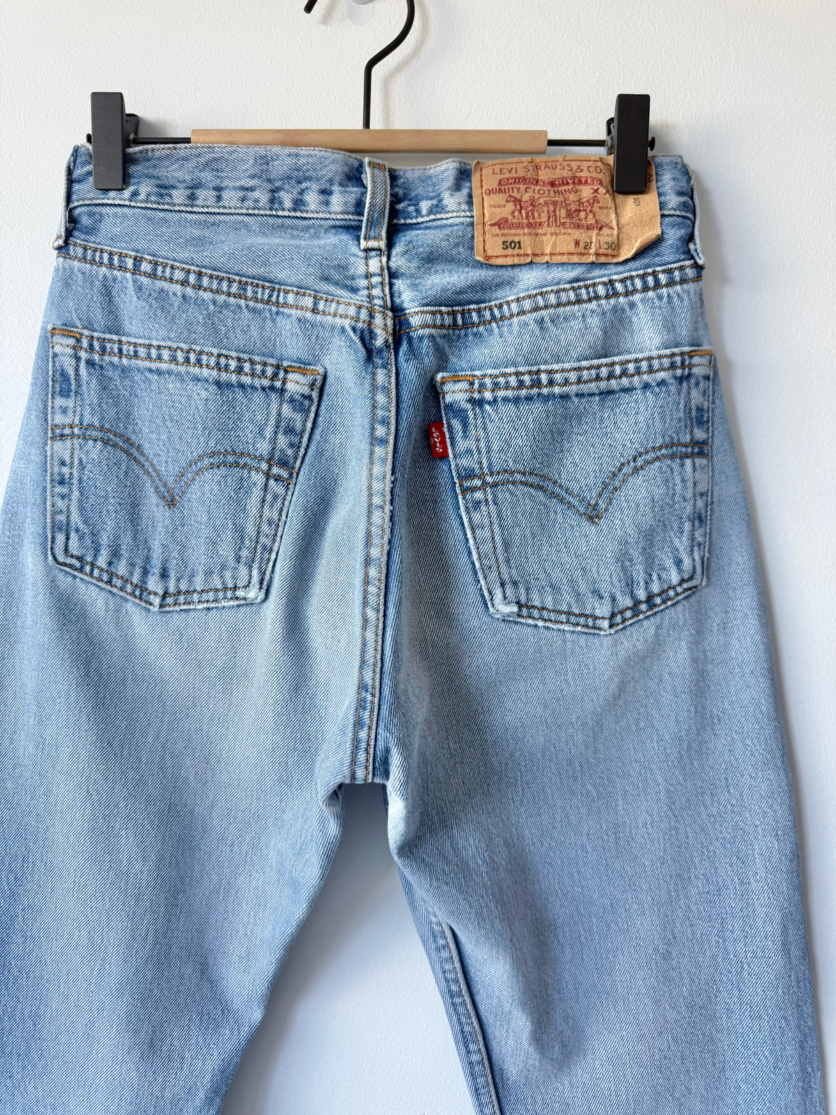 W26 L30 vintage Levis 501 light medium blue 25/26” measured waist 90s levis 501s