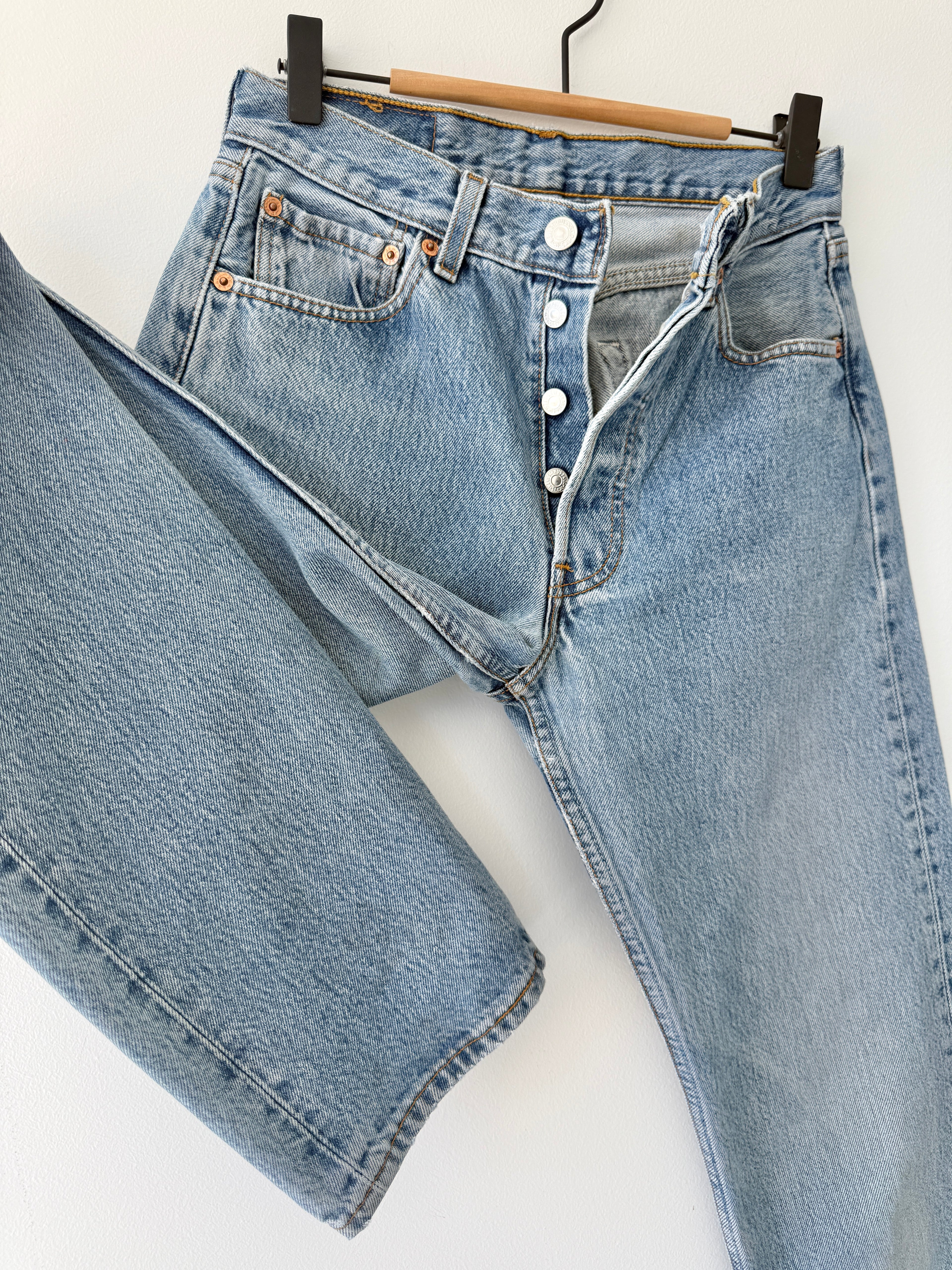 W26 L33 vintage Levis 501 25/26” measured waist medium faded blue 501s Y2K