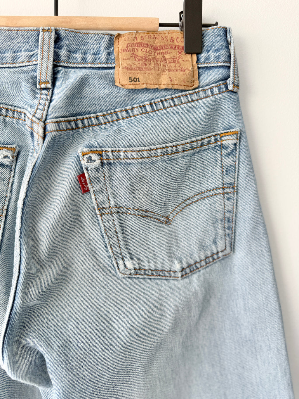 W27 L31 vintage Levis 501 26-27” measured light blue 90s denim Levi’s 501s