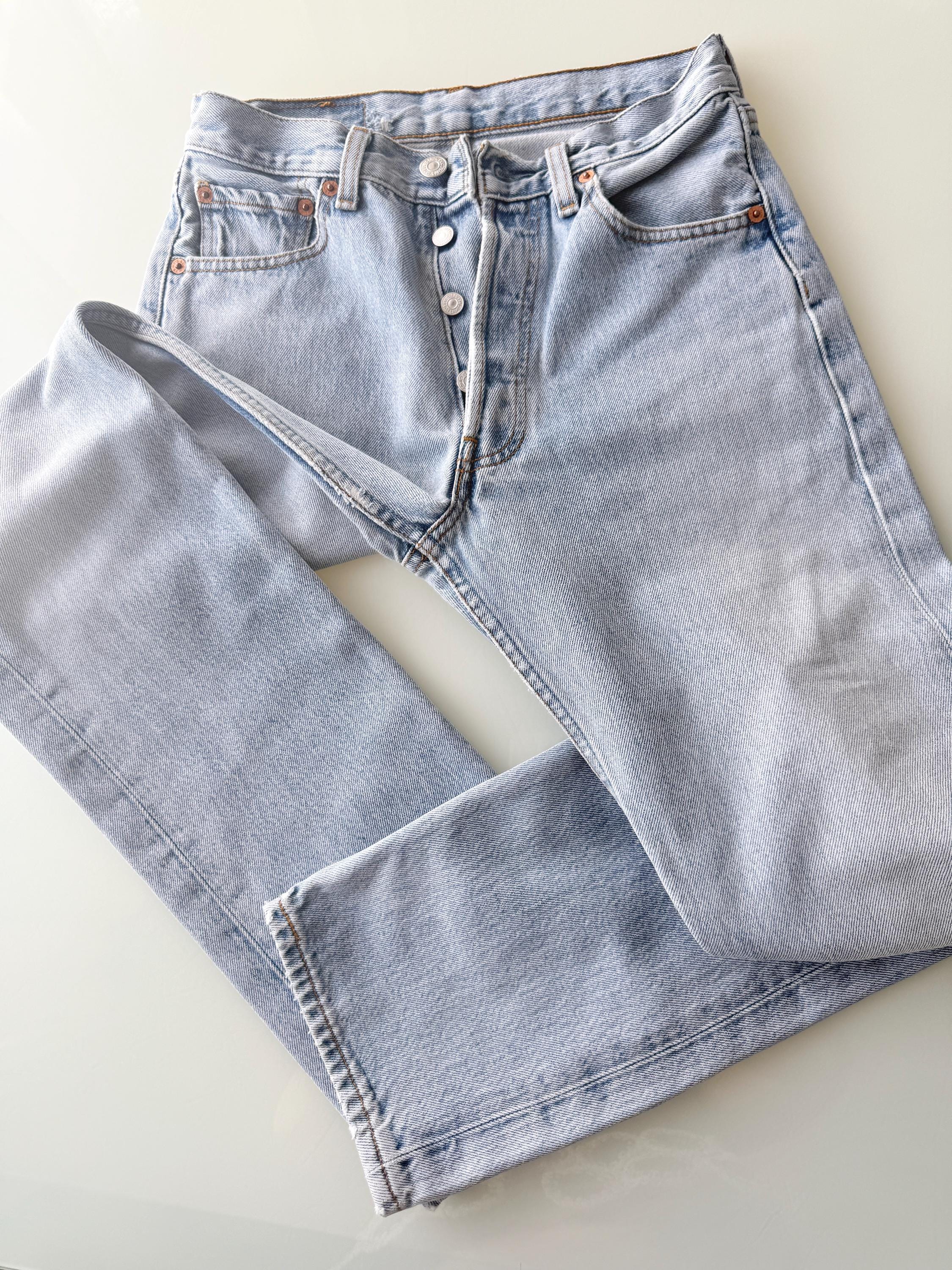 W25 L31 Levis 501 vintage 25” measured waist medium light blue made in 90s