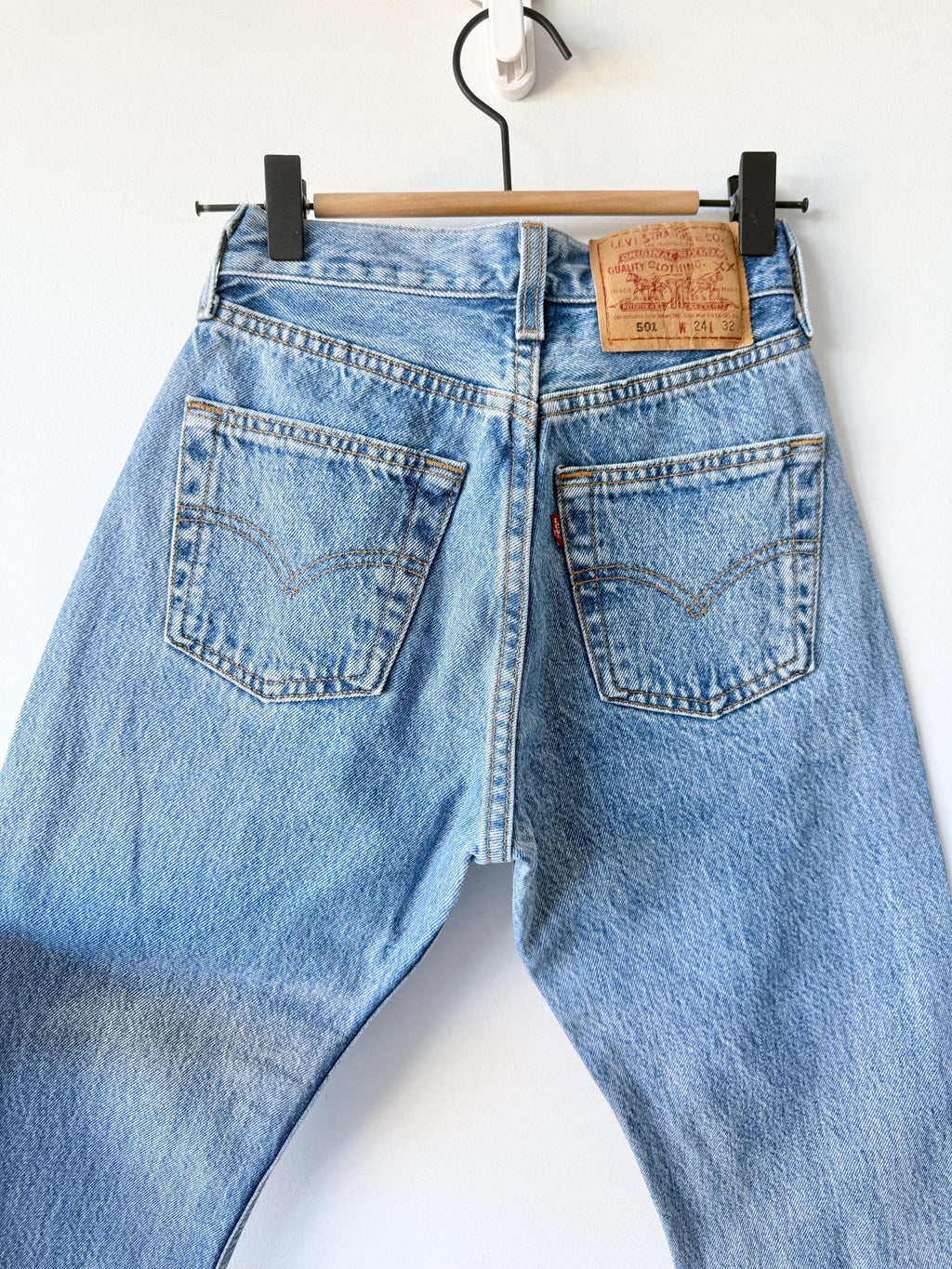 W22 L32 Levis 501 vintage 21-22” measured waist medium dark blue made in USA tag for women 90s hol