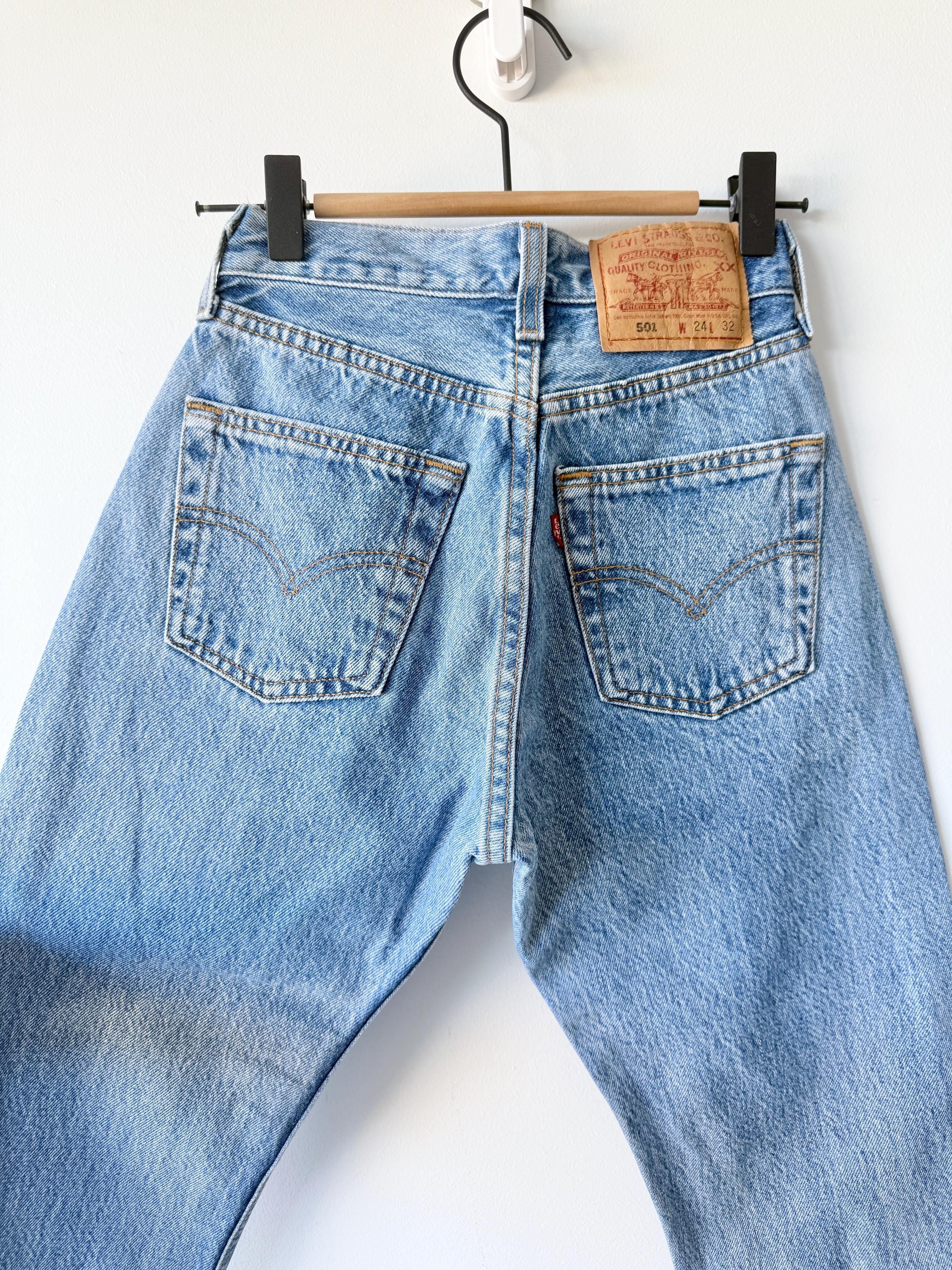 W22 L32 Levis 501 vintage 21-22” measured waist medium dark blue made in USA tag for women 90s hol