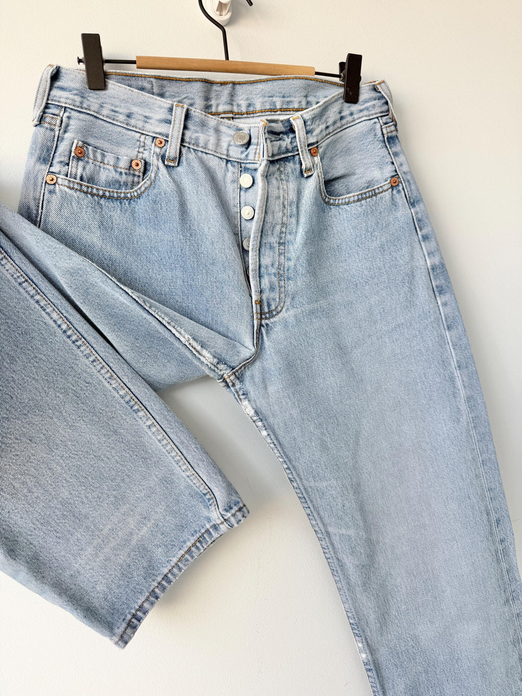 W29 L33 vintage Levis 501 28-29” measured whiskers faded light blue made in 90s