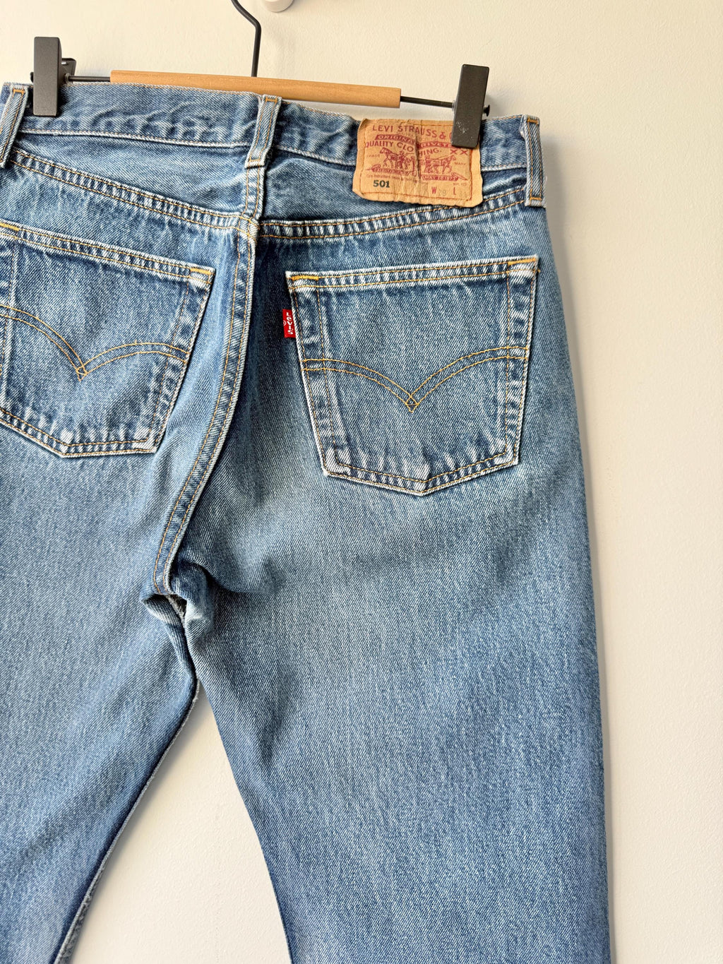 W27 L28 vintage Levis 501 26-27” measured medium dark blue made in 90s