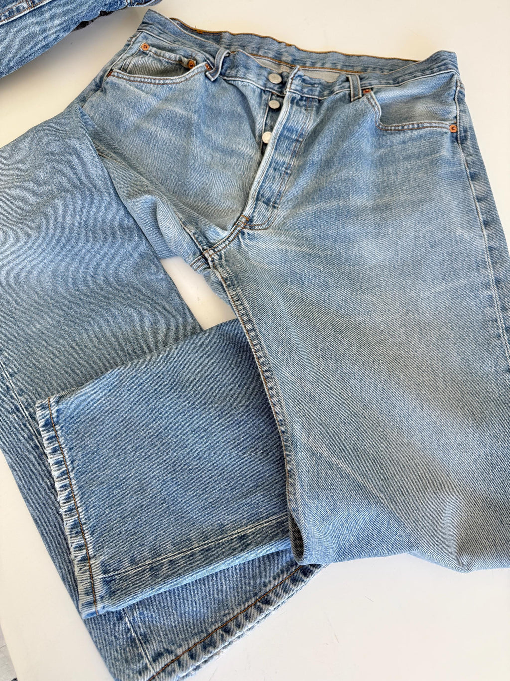 W33 L33 vintage Levis 501 33” measured waist medium faded blue denim made in Y2K