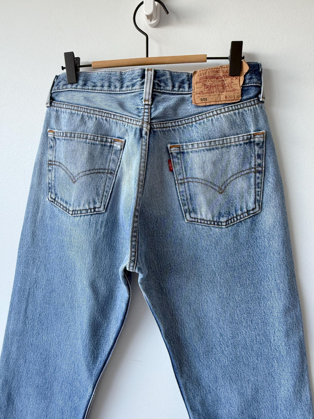 W29 L29 Levis 501 vintage 28-29” measured waist medium blue made 90s wallet mark
