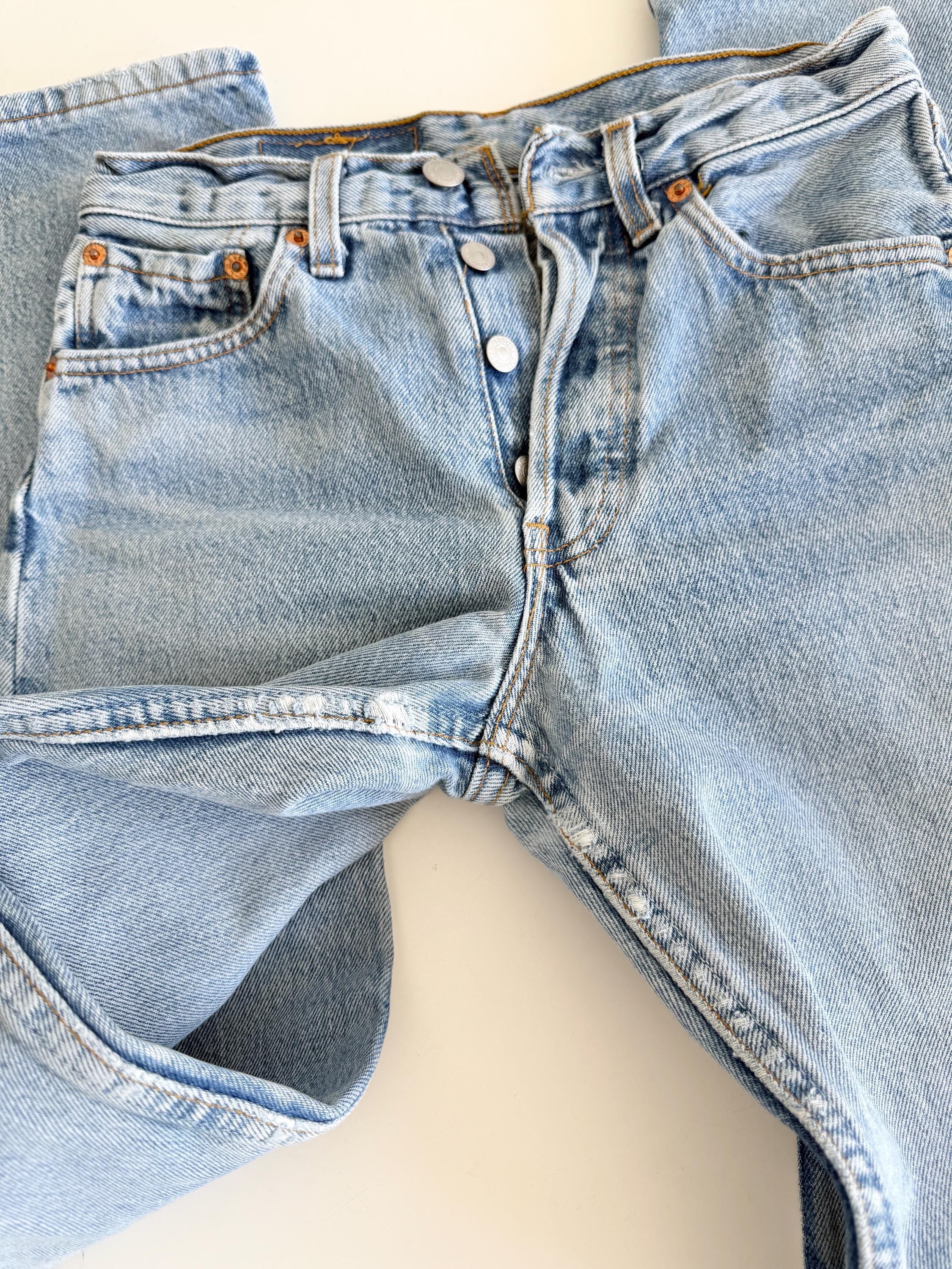 W25 L32 Levis 501 vintage 24-25” waist medium light blue 501s made in France 90s