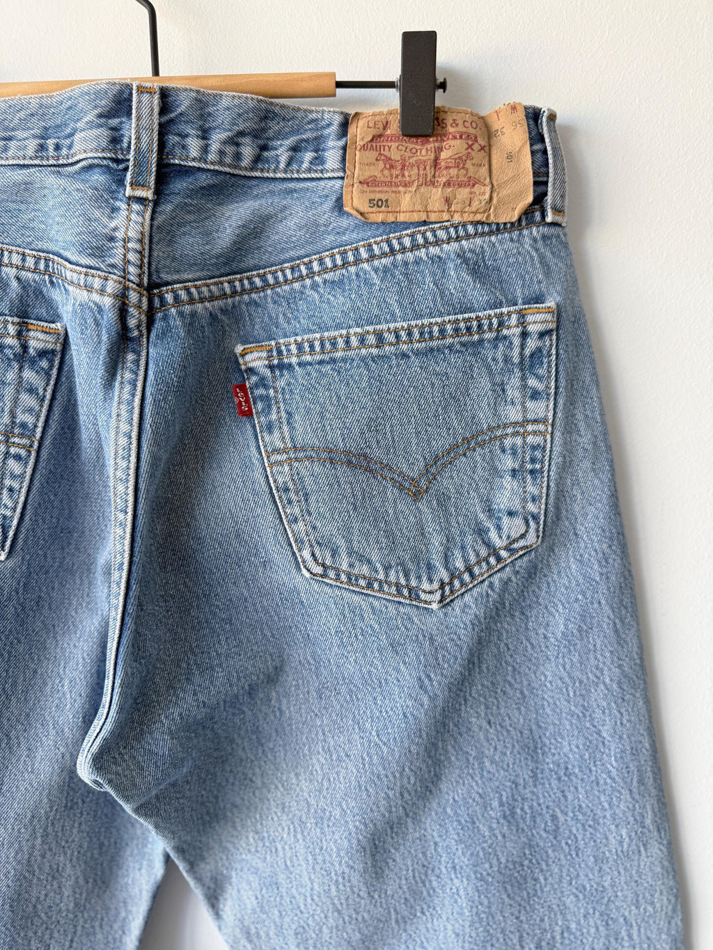 W33 L30 Levis 501 vintage 33” measured waist medium blue made in Y2K