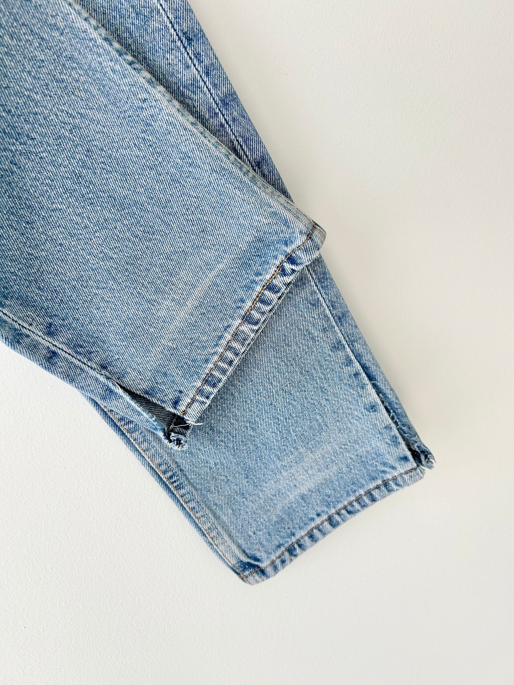 Levis 501 vintage w23 L31 Levi’s medium faded blue made in USA 90s straight leg 501 vintage Levi’s 501 for women