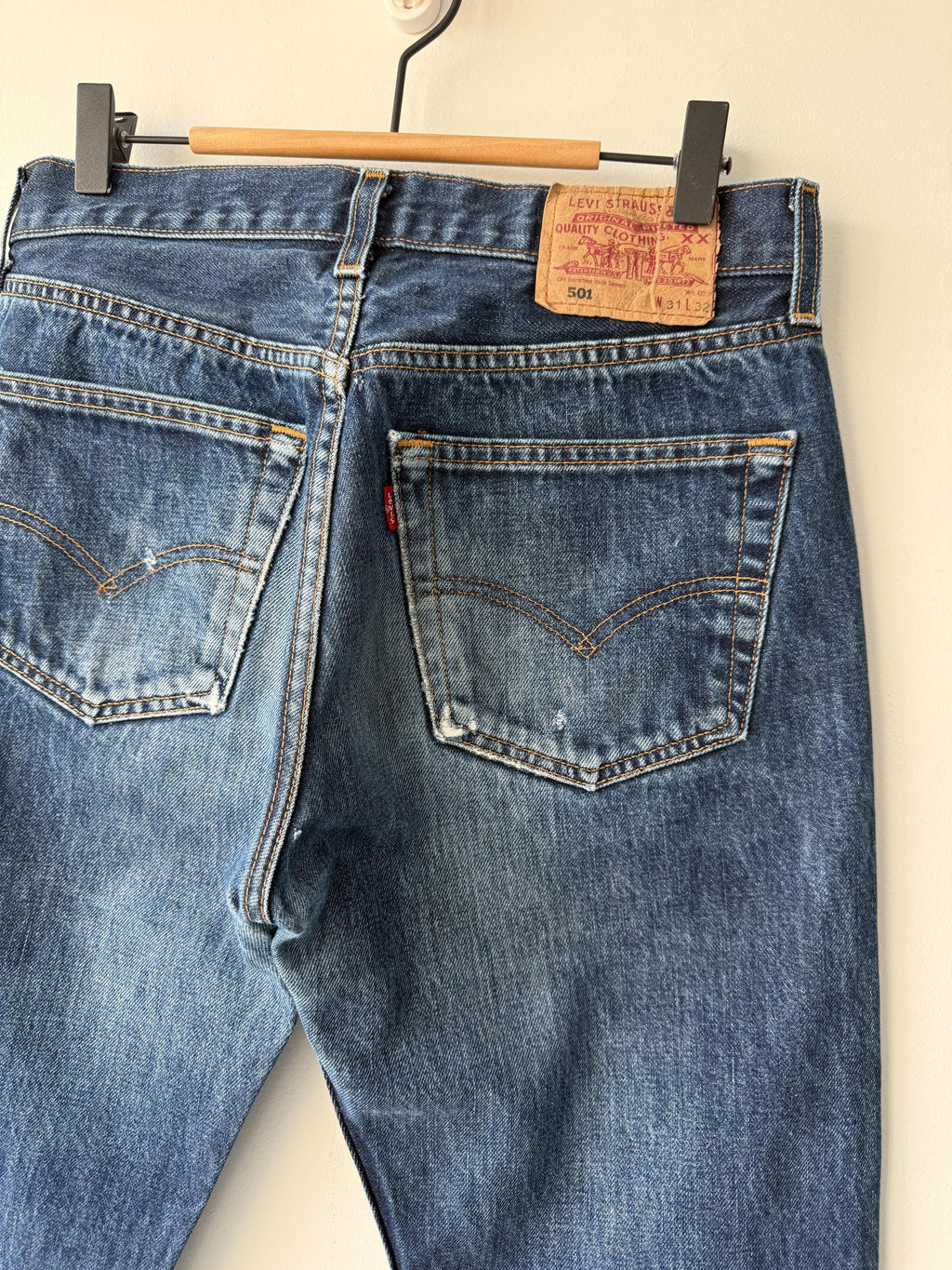 W29 L30 vintage Levis 501 28-29” measured dark blue made in Y2K