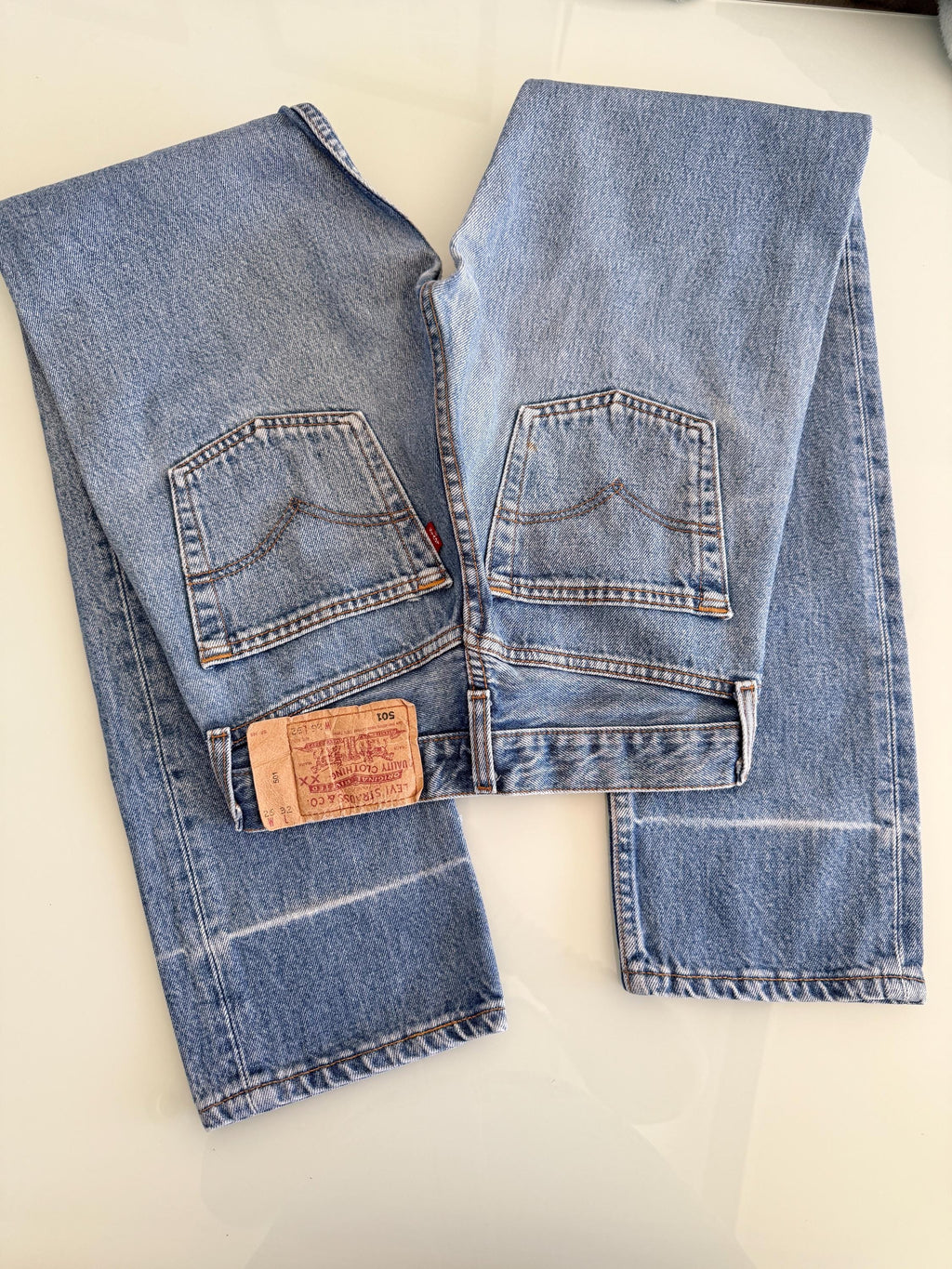 w25 L31 Levis 501 24-25” waist vintage medium blue faded blue 501s  straight leg jeans