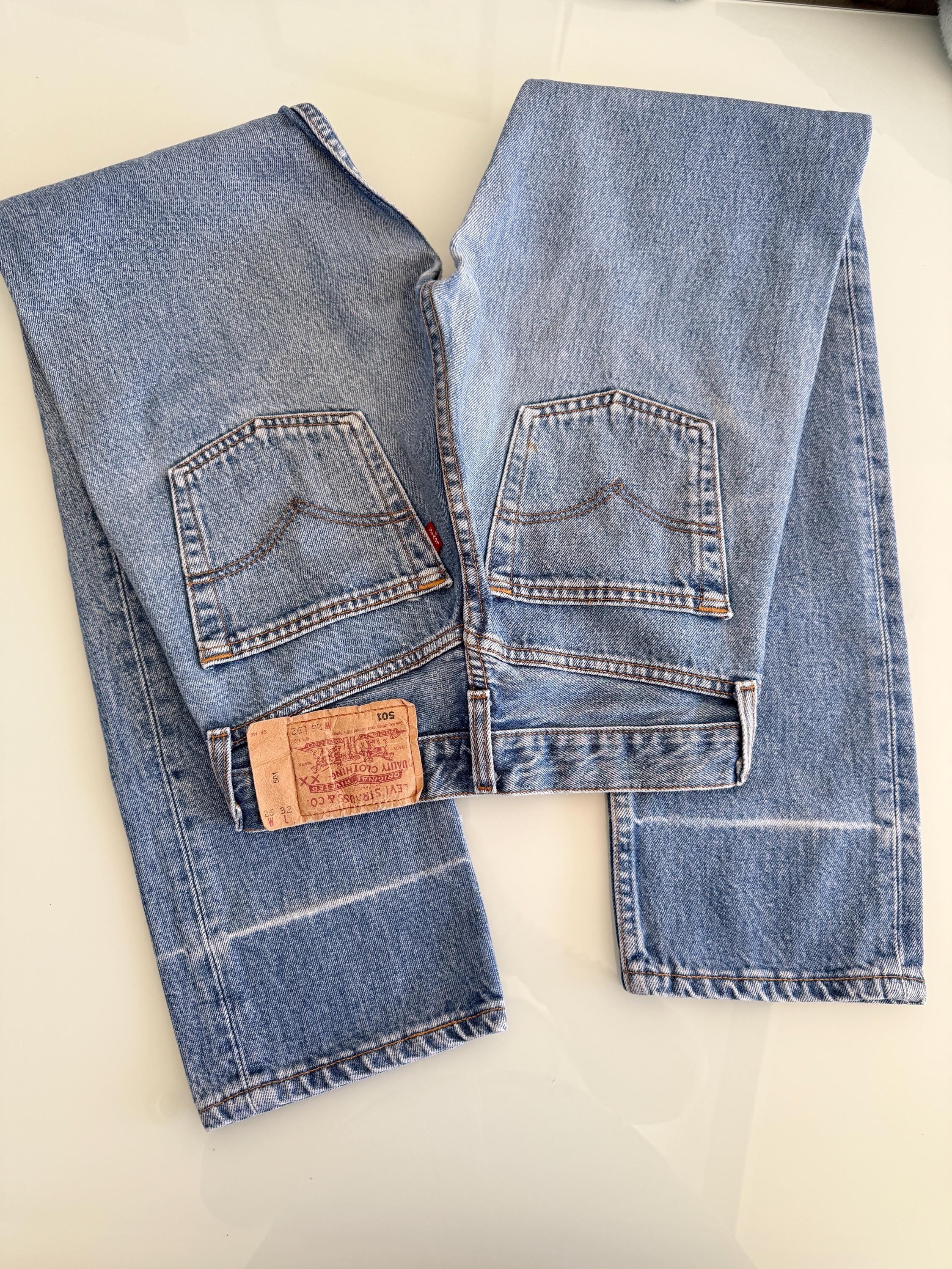 w25 L31 Levis 501 24-25” waist vintage medium blue faded blue 501s  straight leg jeans