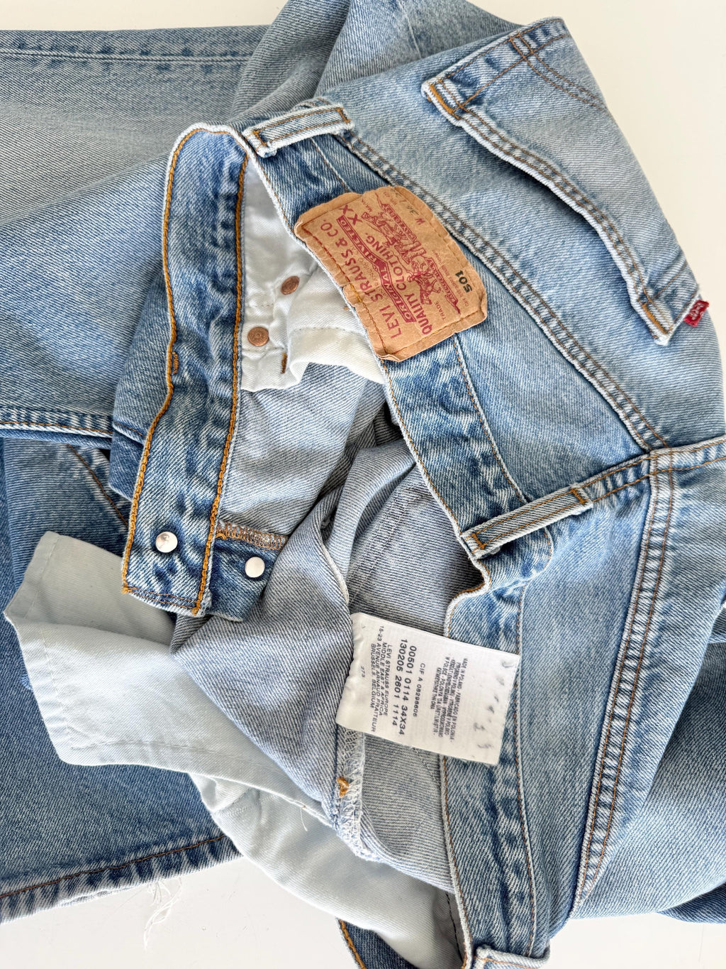 W33 L33 vintage Levis 501 32-33” measured waist medium faded lines blue made in y2k