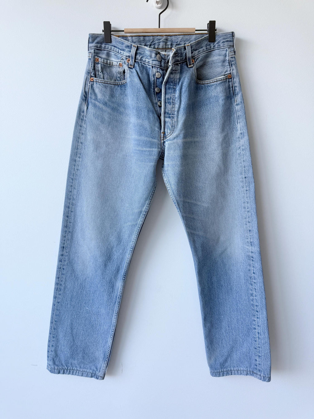 W31 L30 Levis 501 vintage 30-31” waist medium blue 501s made in y2k
