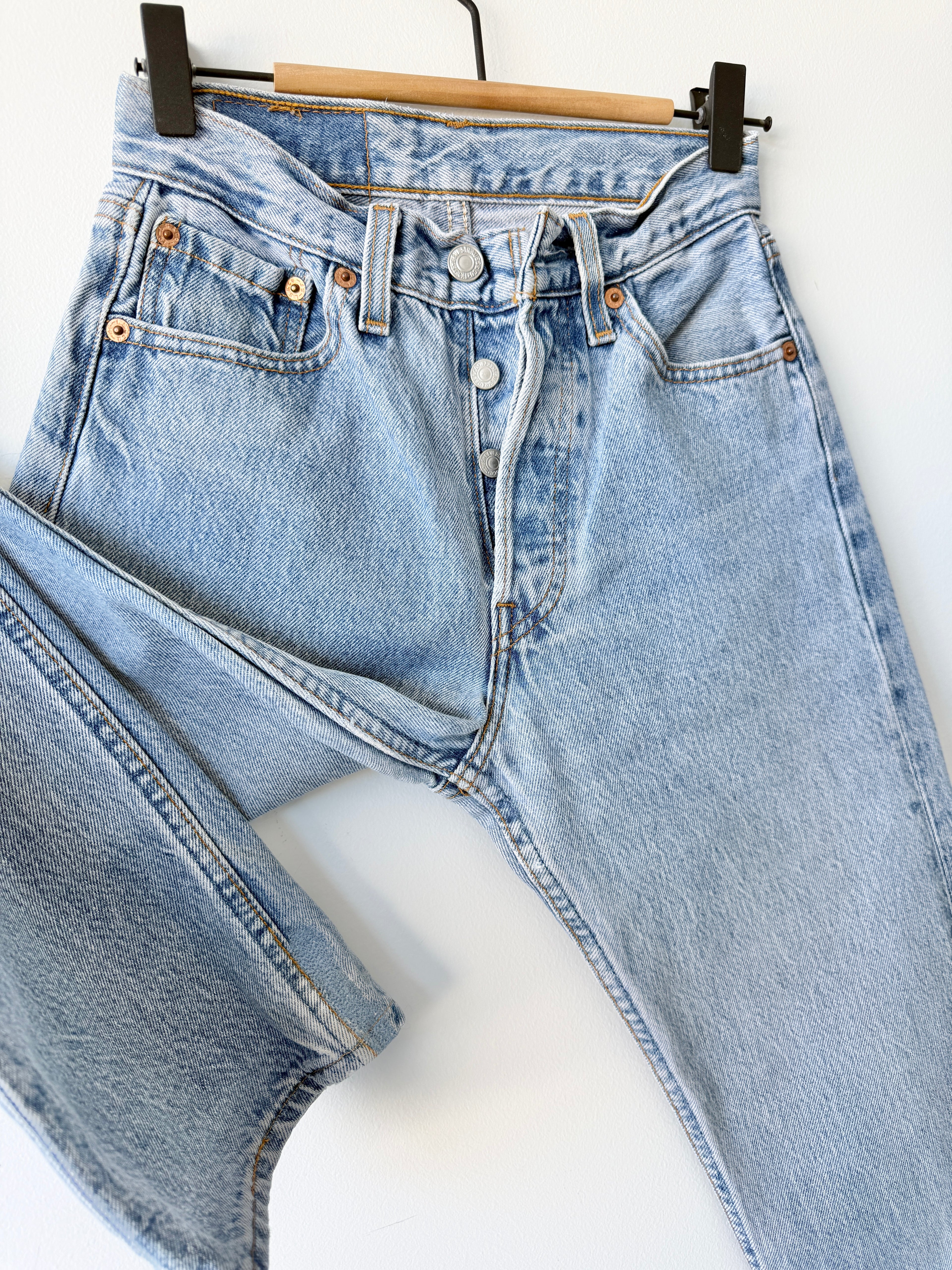 W23 L30 vintage Levis 501s 22/23” light medium blue Levi’s 501s 90s