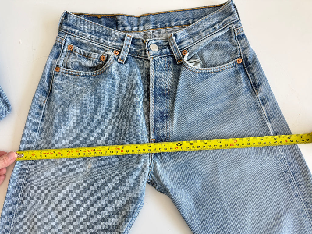 W26 L31 vintage Levis 501 25/26” measured waist medium light blue 501s Y2K wallet mark and cool fades nl