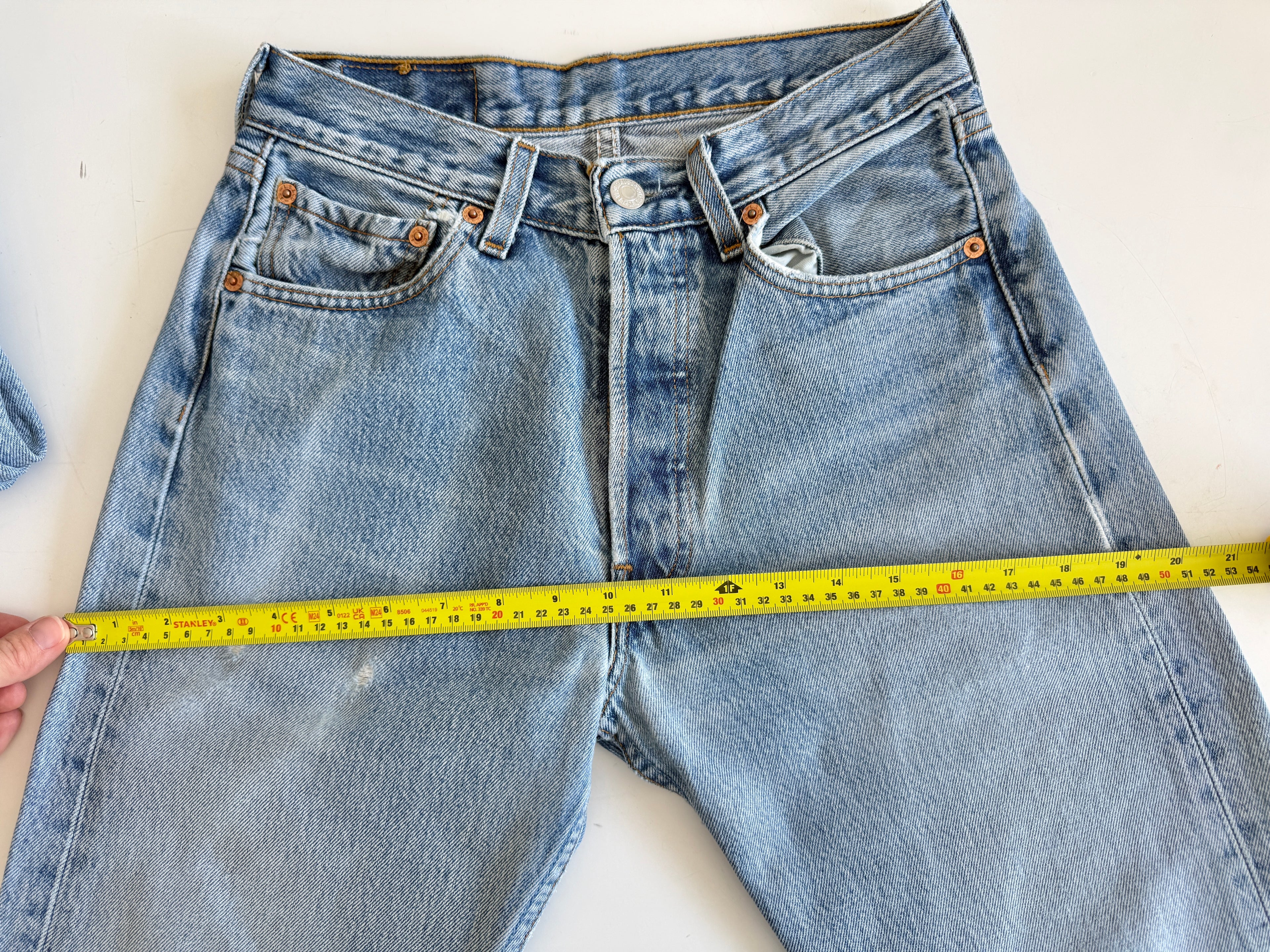 W26 L31 vintage Levis 501 25/26” measured waist medium light blue 501s Y2K wallet mark and cool fades nl