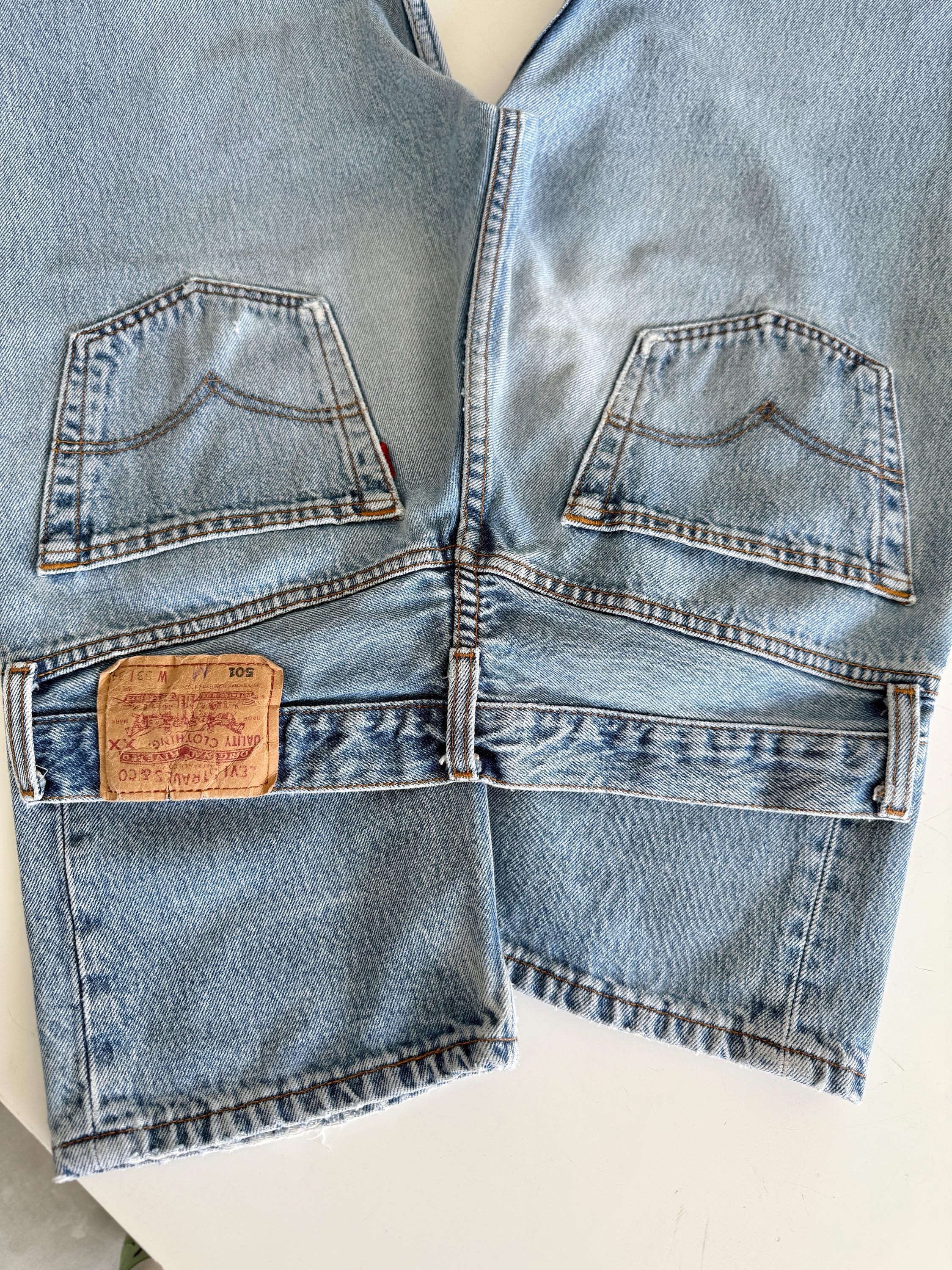 W31 L31 vintage Levis 501 30-31” measured waist medium blue denim made in Y2K