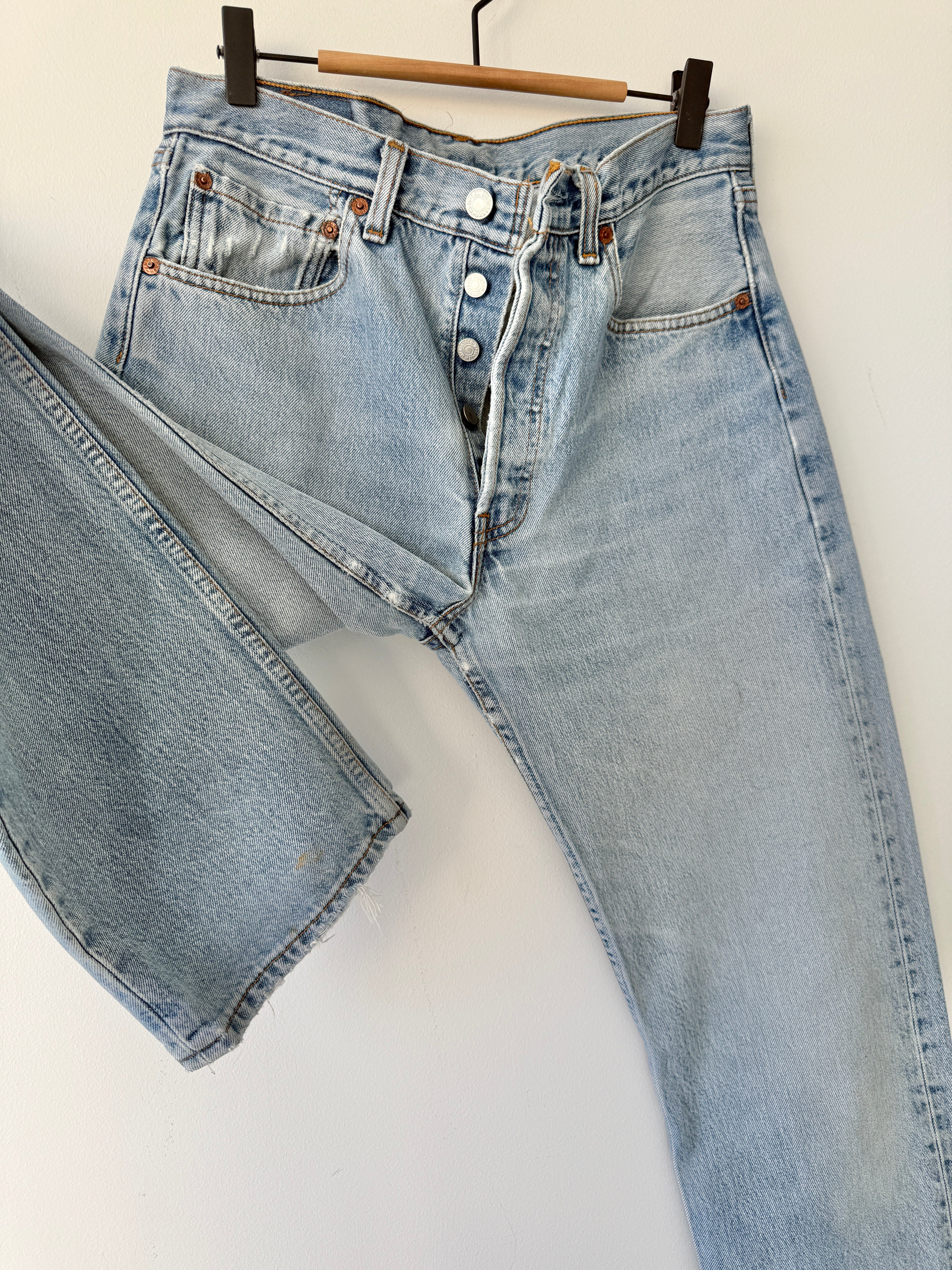 W29 L33 vintage Levis 501 29” measured light faded blue made in 90s