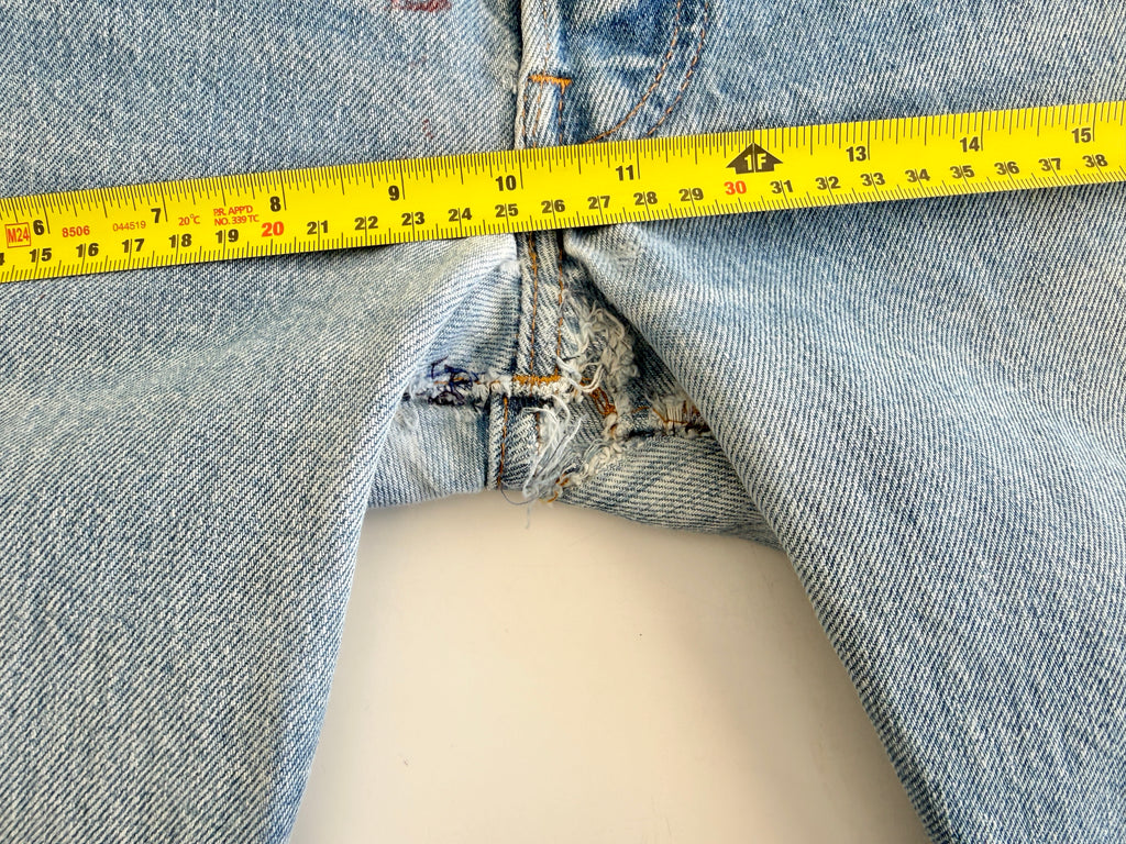 Selvedge W27 L30 vintage Levis 501 26-27”measured medium blue 80s USA 501 selvedge distressed & paint 501s