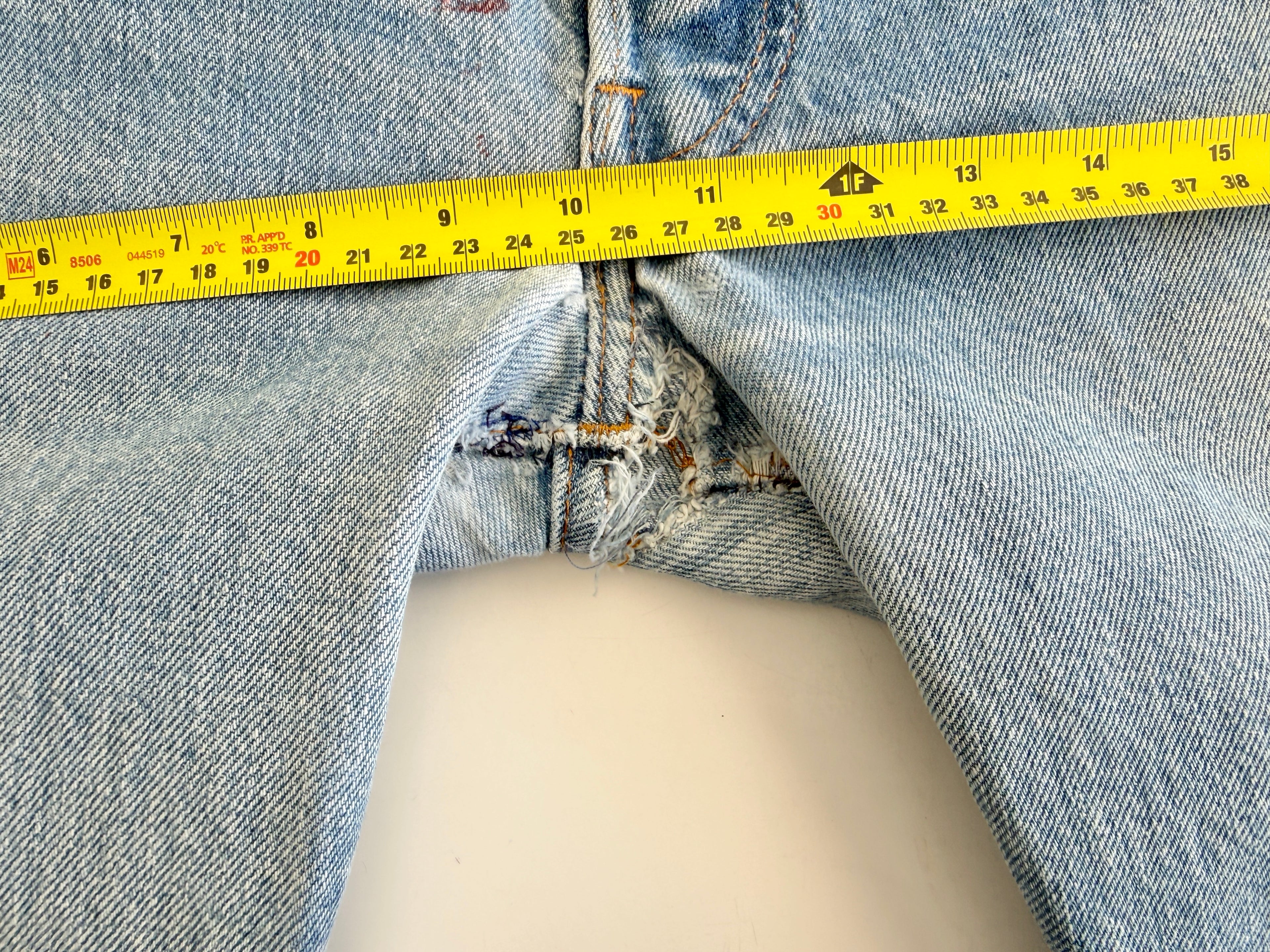 Selvedge W27 L30 vintage Levis 501 26-27”measured medium blue 80s USA 501 selvedge distressed & paint 501s