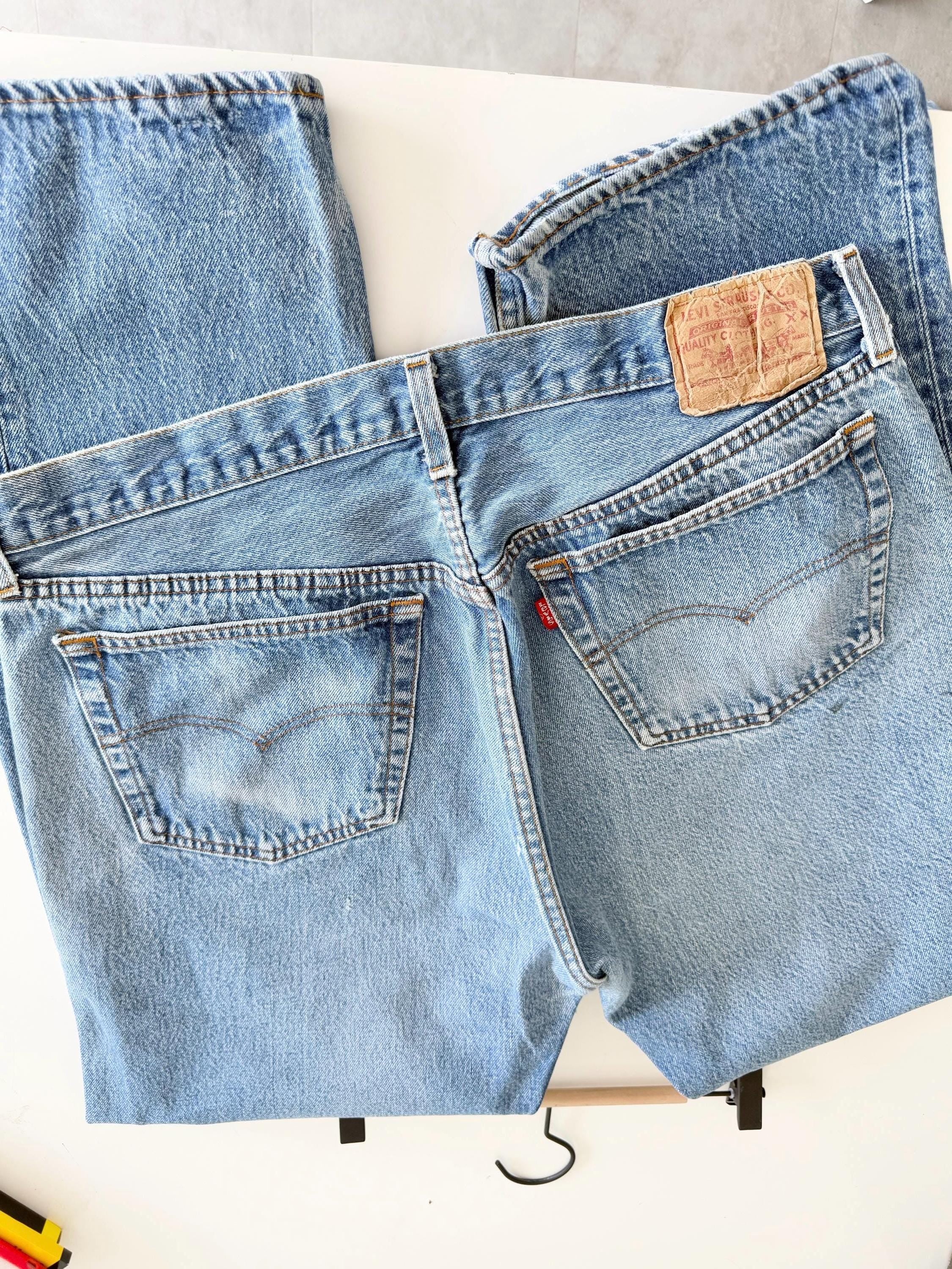 w35 L30 Levis 501 vintage medium blue stained distressed  blue 501s made in USA 80s straight leg measured 34-35” waist