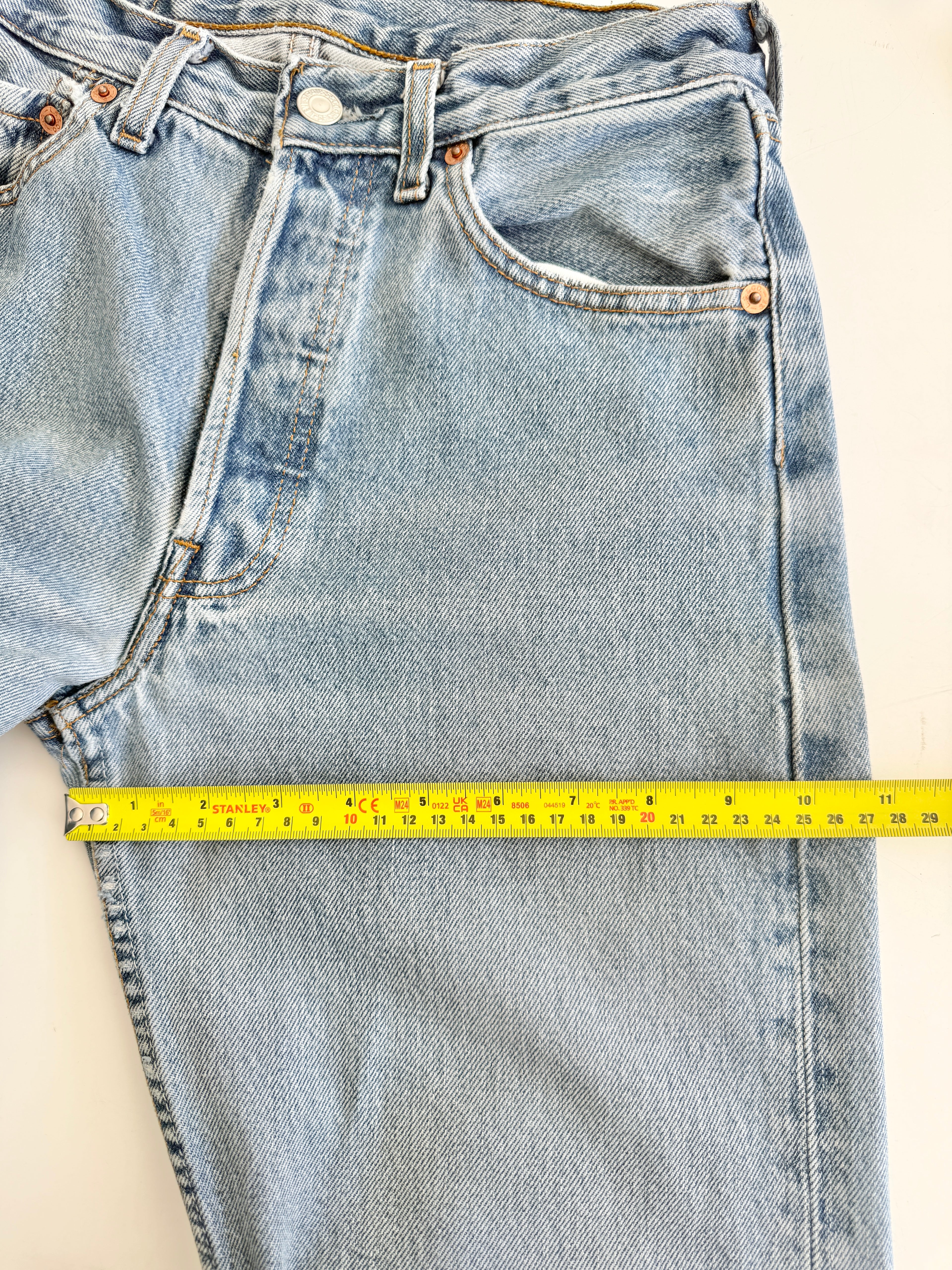 W25 L30 vintage Levis 501 25” light medium blue Levi’s 501s