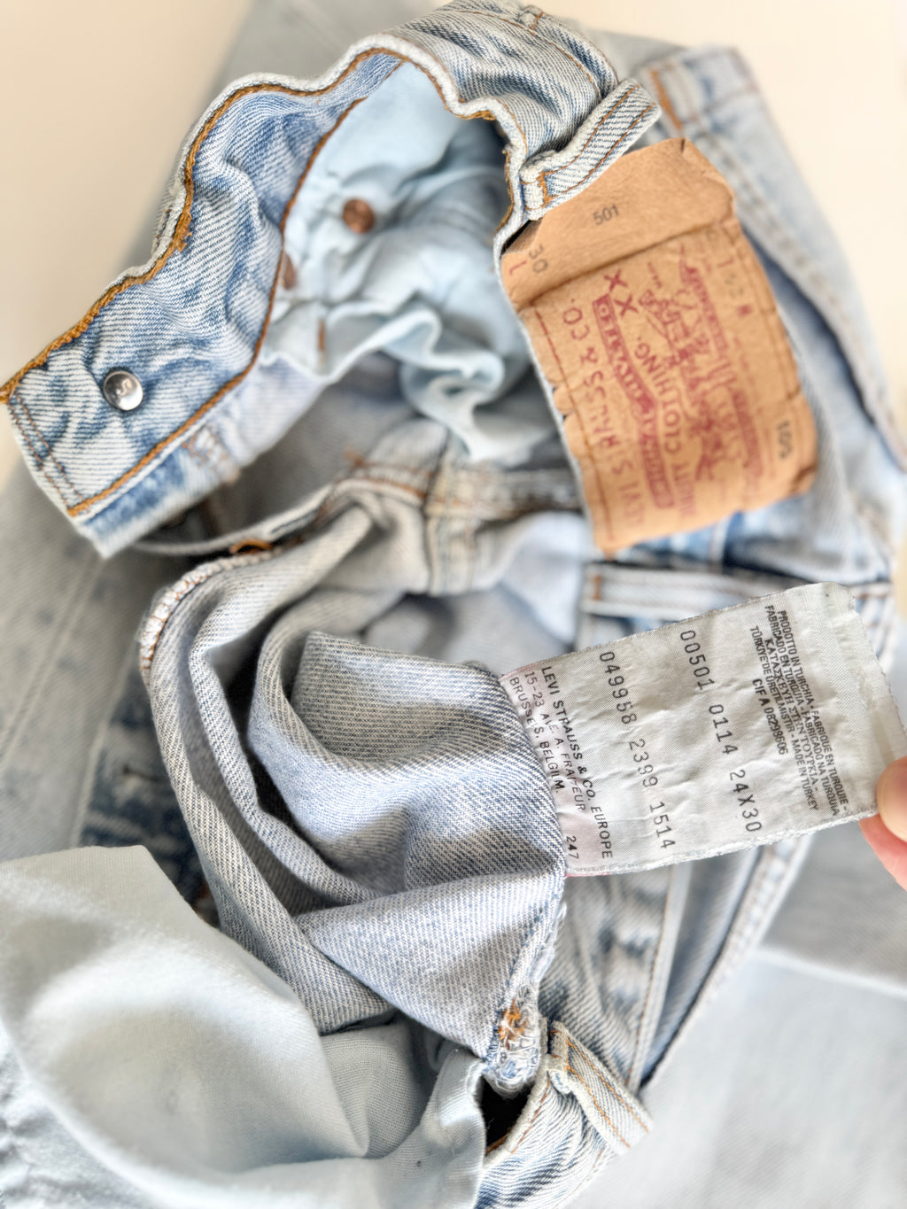 W22 L29 vintage Levis 501 22” measured light blue faded denim 90s 501s