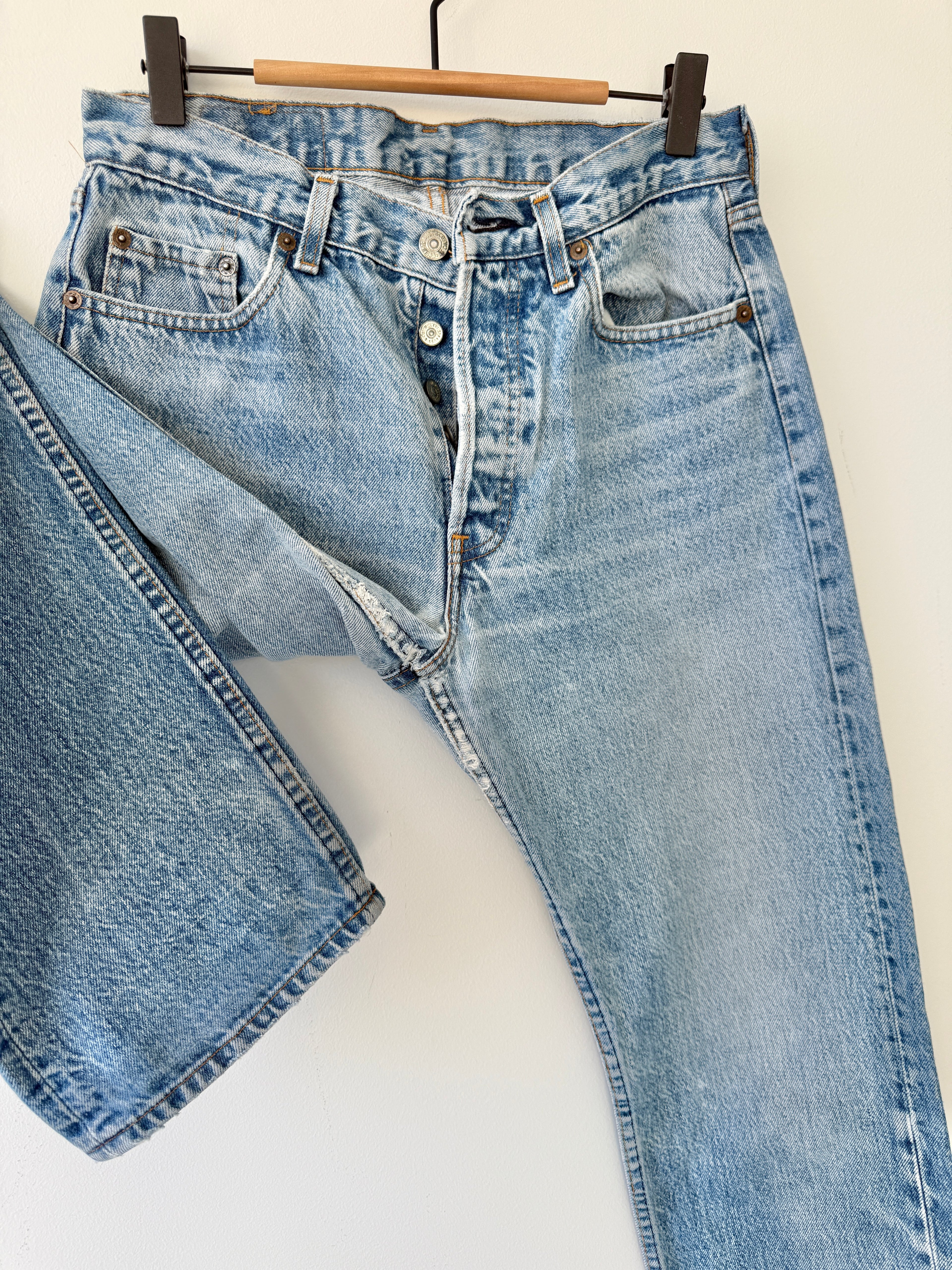 W28 L32 vintage Levis 501 27-28” measured medium faded blue made in 80s