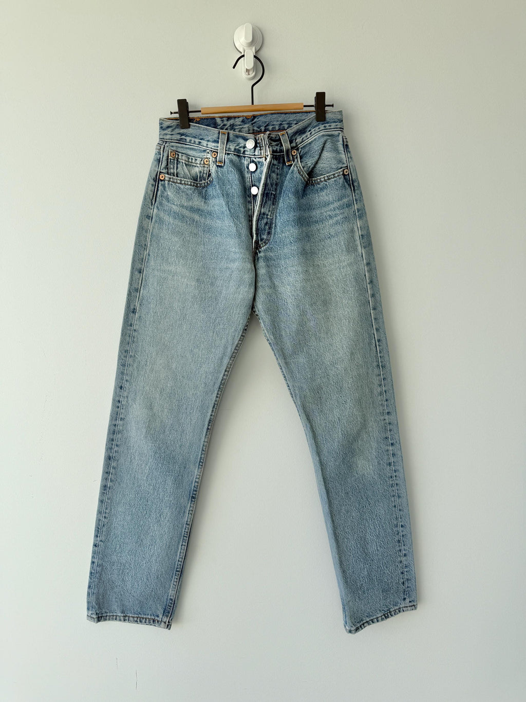 W27 L29 Levis 501 vintage 26-27” measured waist medium blue made in USA 90s for women tag