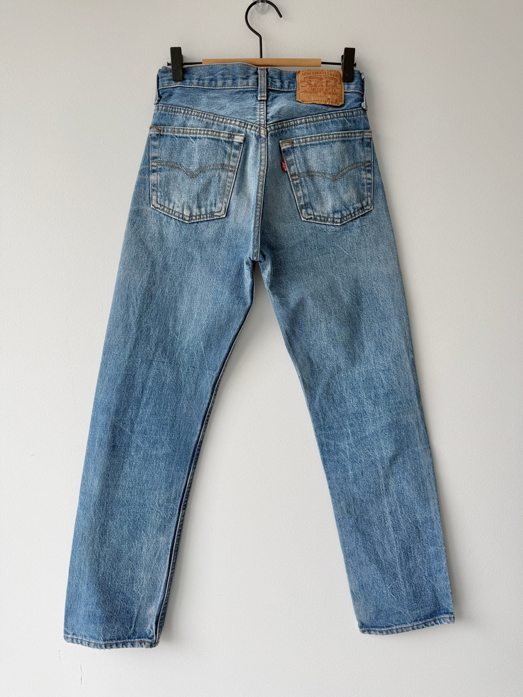 W25 L29 vintage Levis 501 25” measured waist dark blue faded 80s 501s  USA
