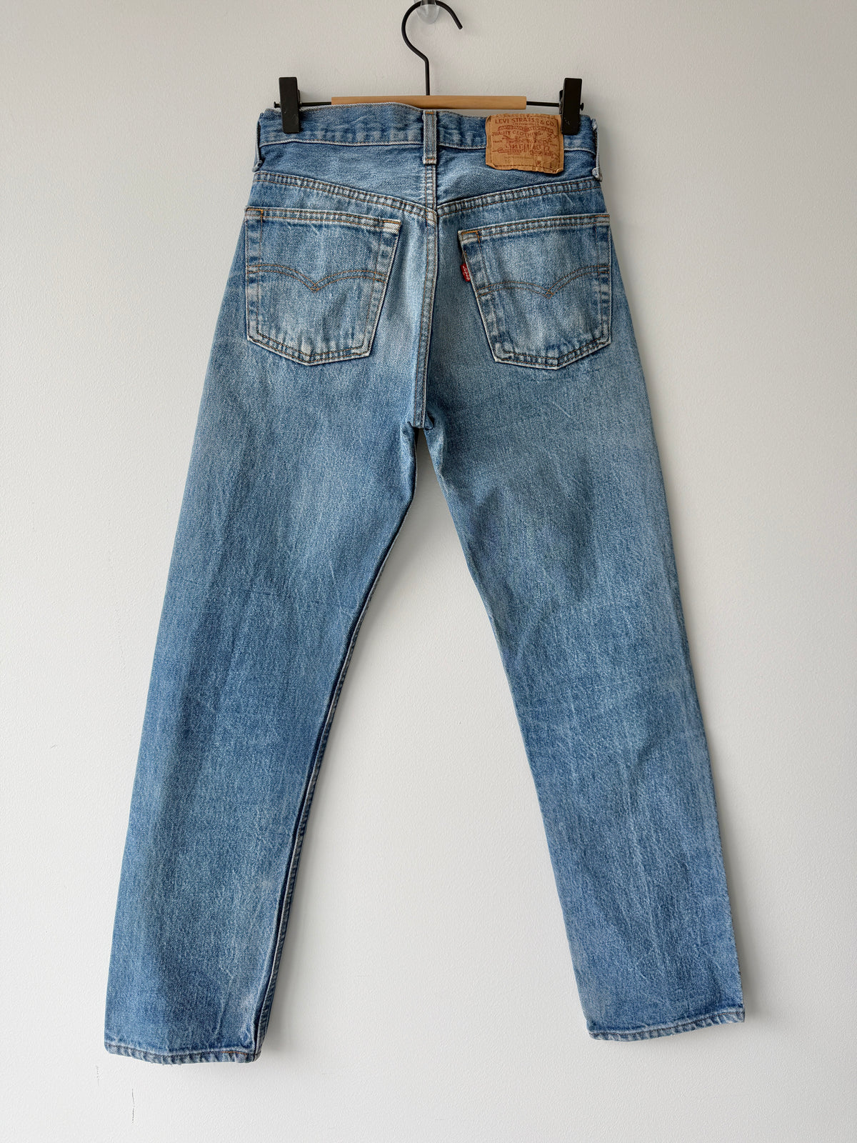 W25 L29 vintage Levis 501 25” measured waist dark blue faded 80s 501s  USA