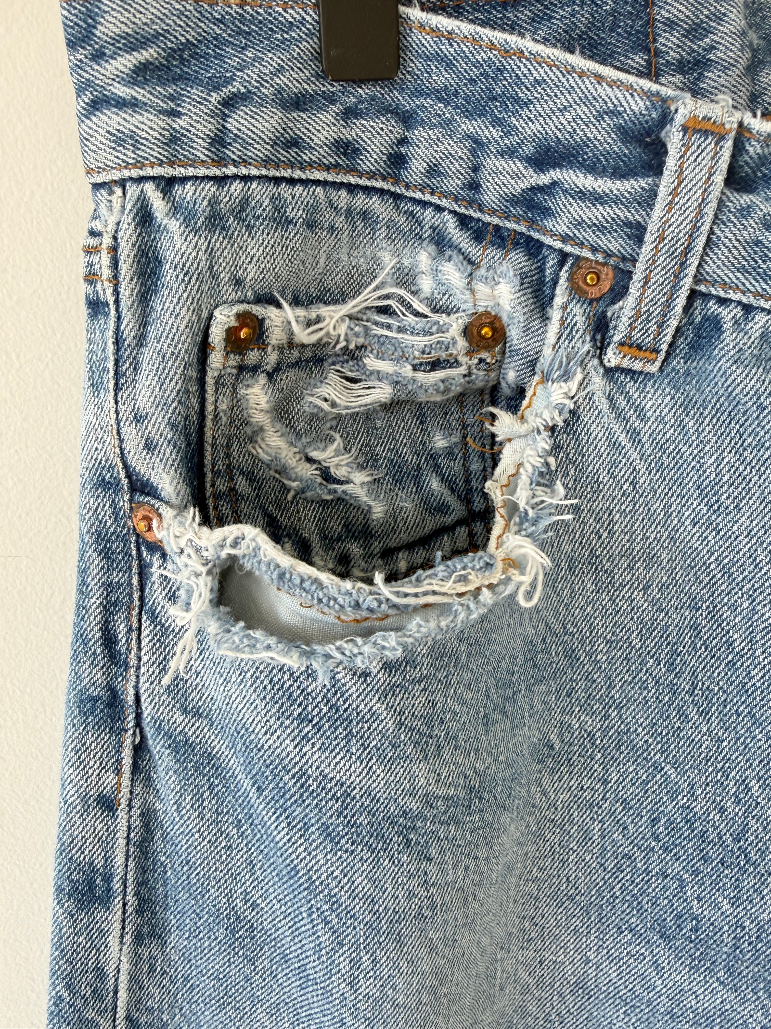 W31 L31 vintage Levis 501 30/31” measured waist light faded blue 80s 501s