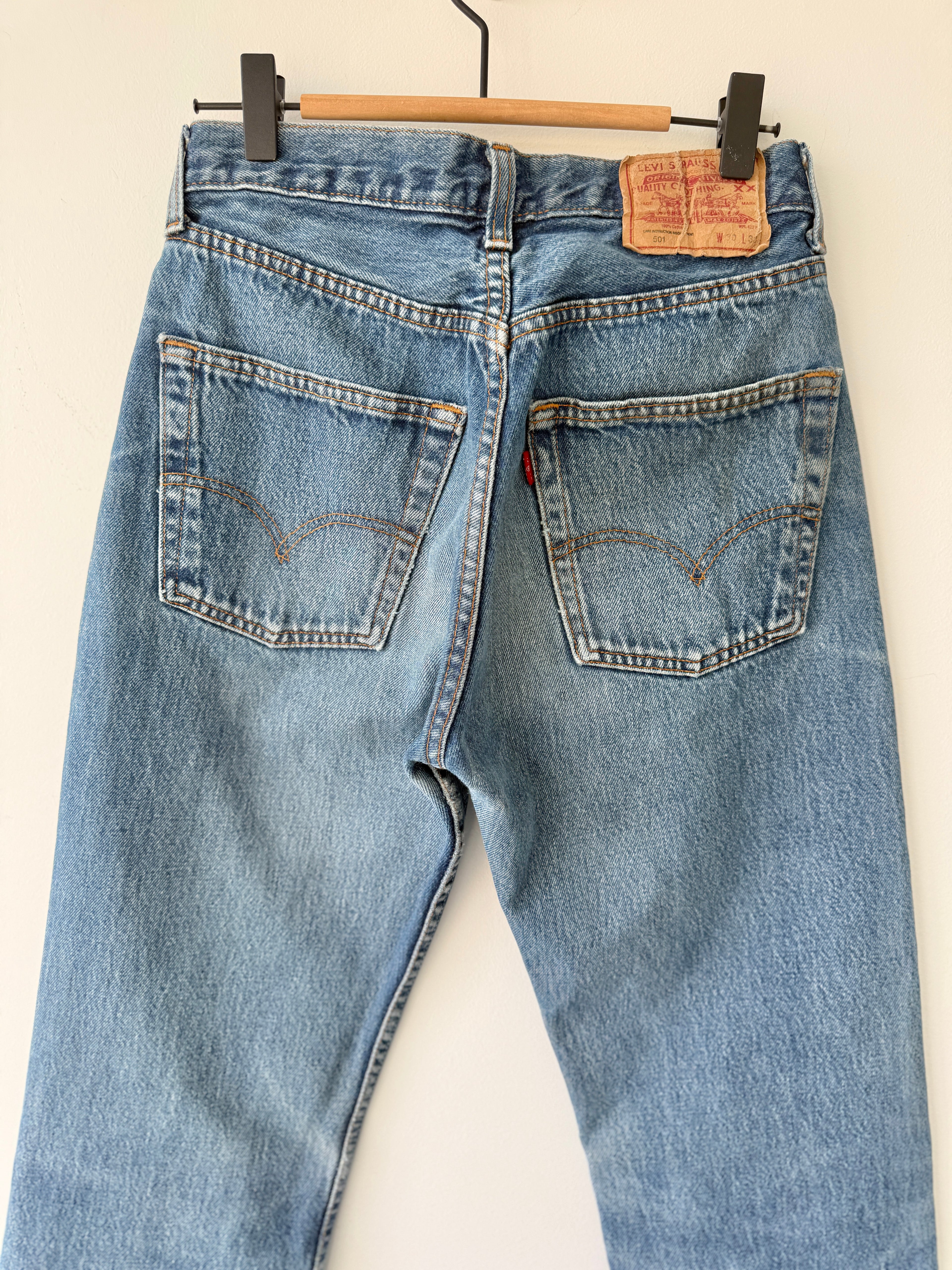W27 L28 vintage Levis 501 26-27” measured medium faded blue 90s Levi’s 501s