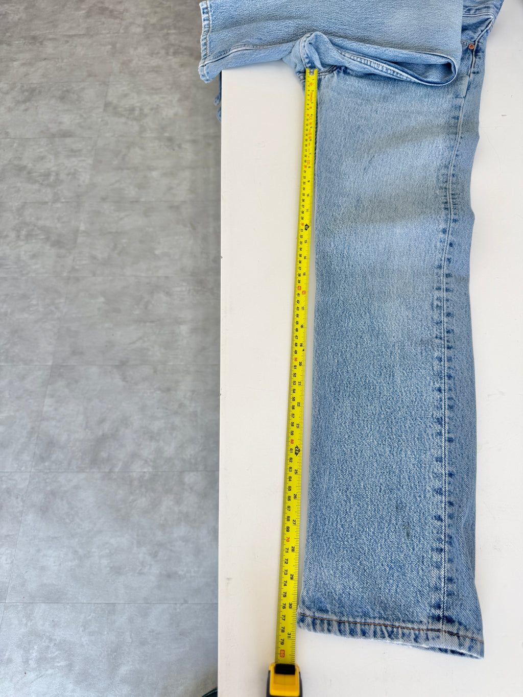 W25 L31 vintage Levis 501 24/25” measured waist medium light blue 501s 90s  USA nl