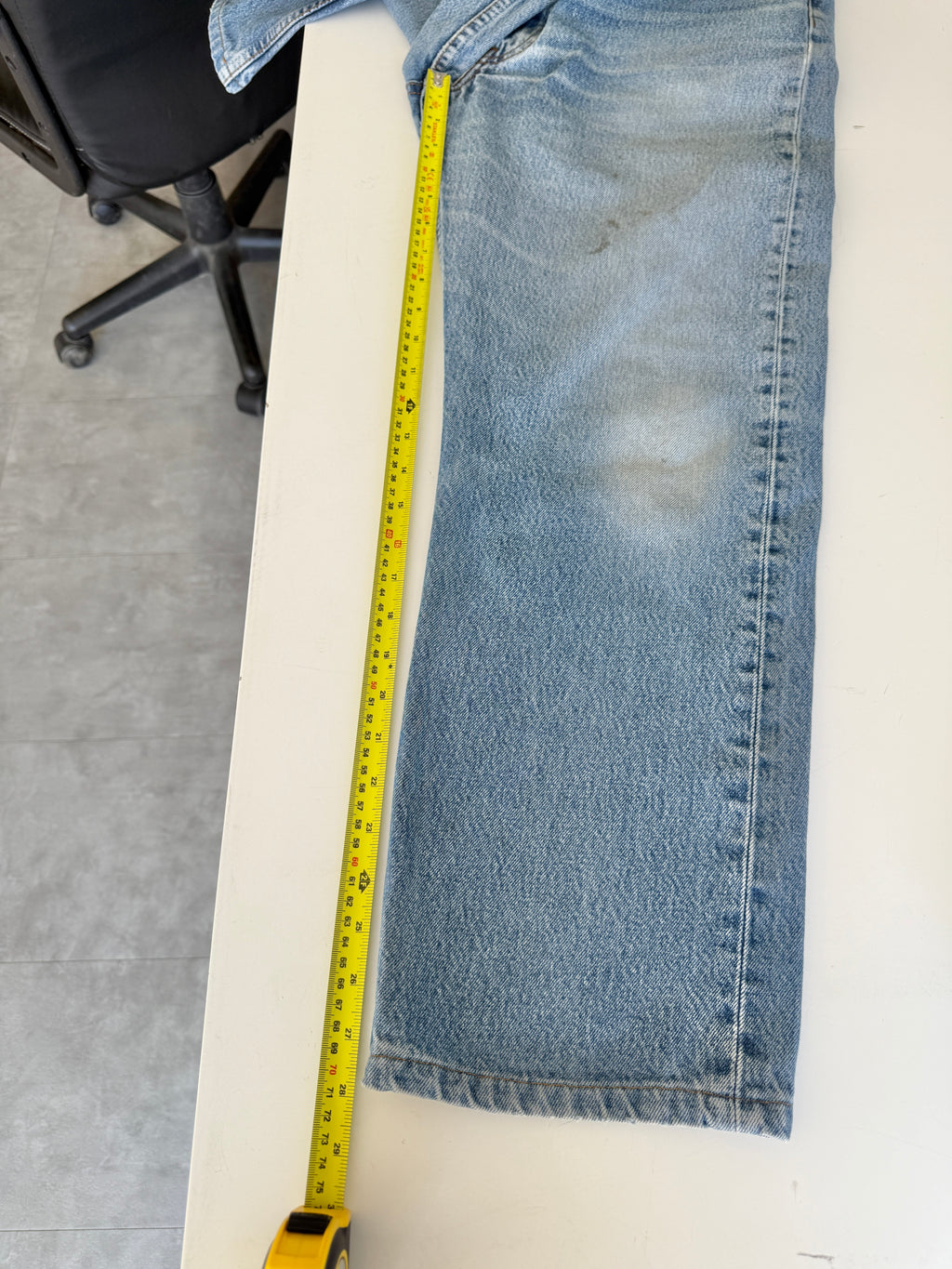 W33 L28 vintage Levis 501 32-33” measured medium faded blue denim Y2K wallet mark well worn in denim