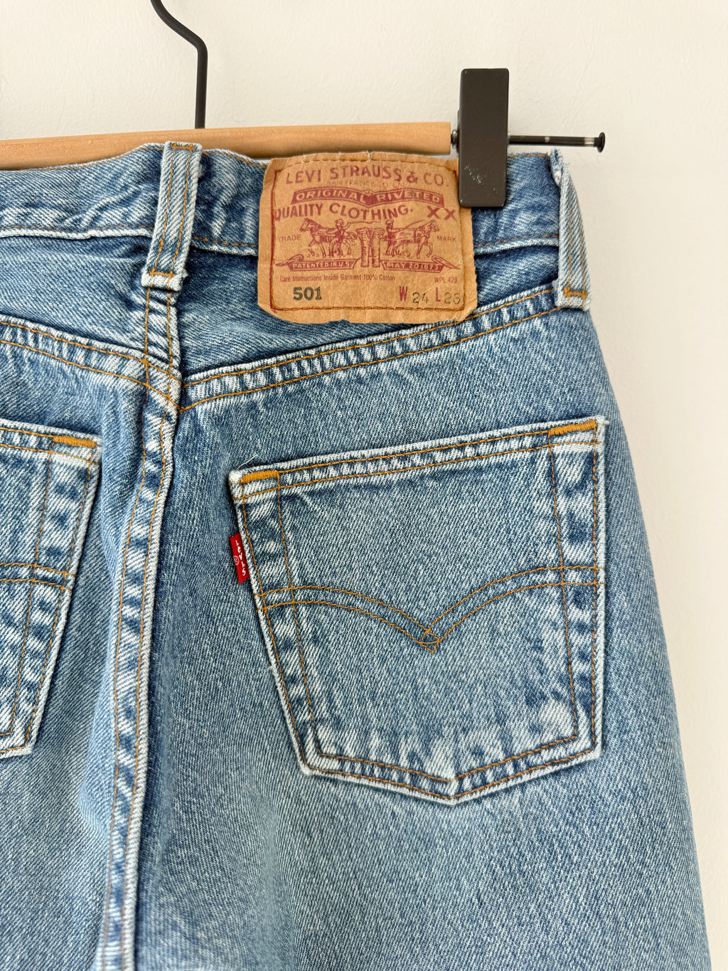 W22 L28 vintage Levis 501 22” measured waist medium faded 501s 90s denim