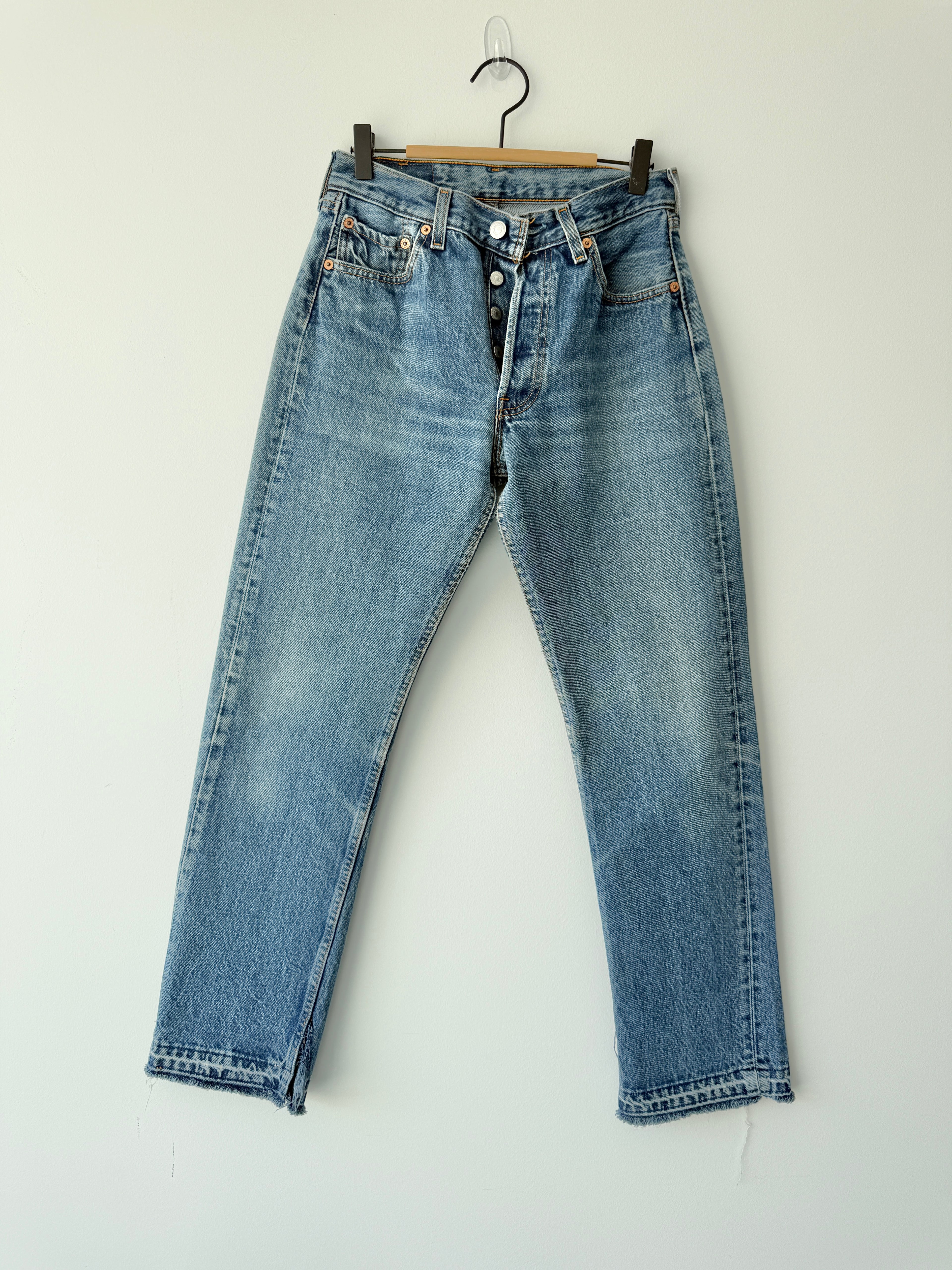 W26 L29 vintage Levis 501s 25/26” medium blue denim Levi’s 501s student fit 90s USA