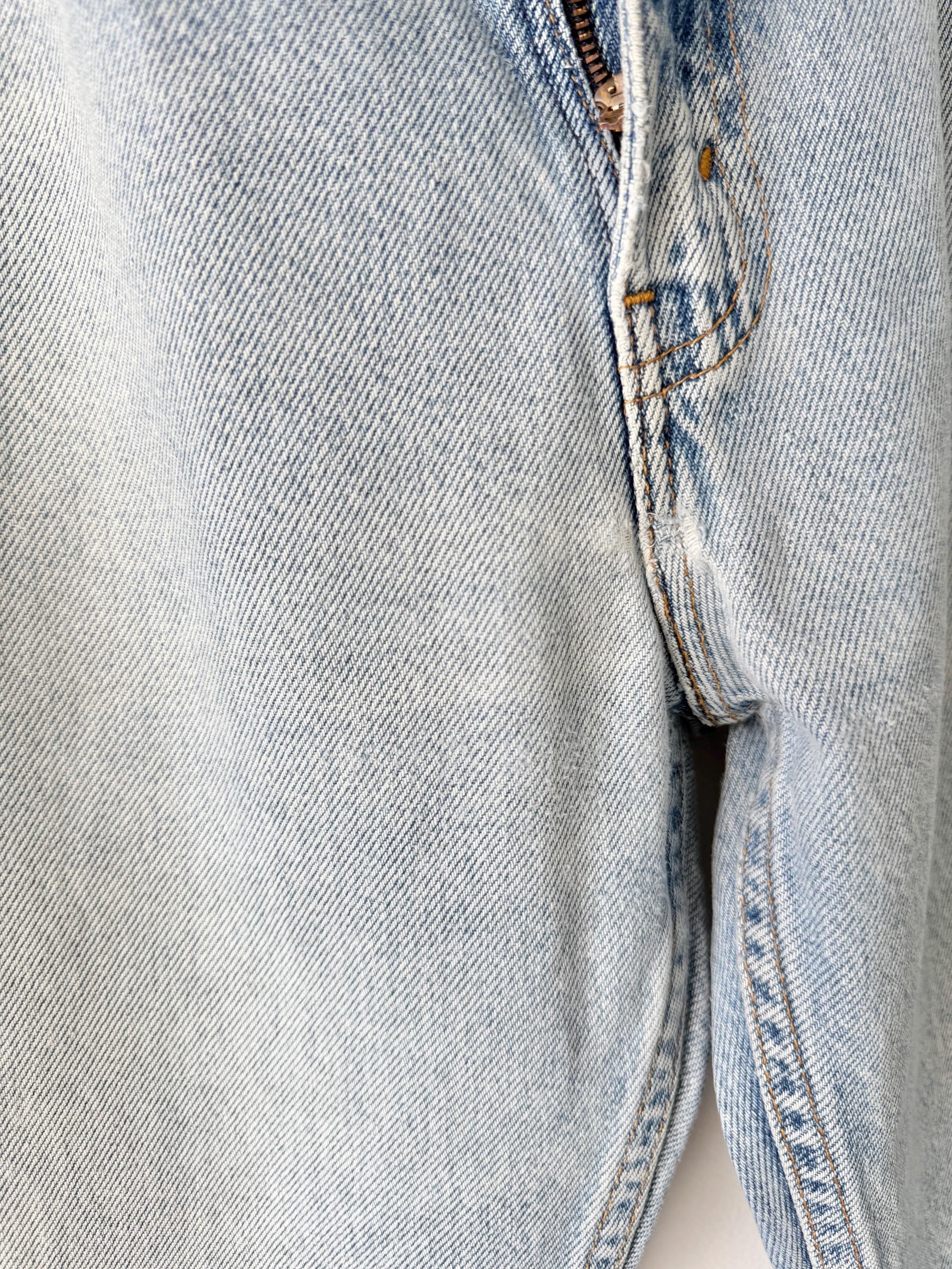 W31 L28 vintage Levis 505 31” measured waist faded light blue made