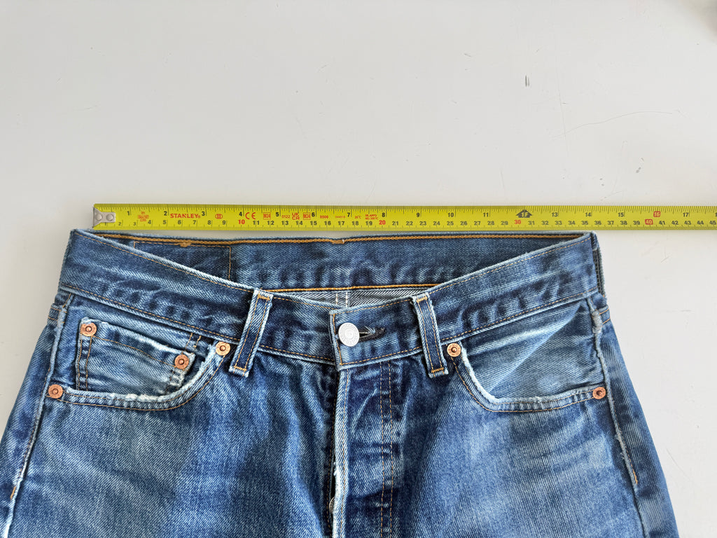 W28 L28 vintage Levis 501 27-28” measured dark blue faded denim Y2K 501s wallet mark