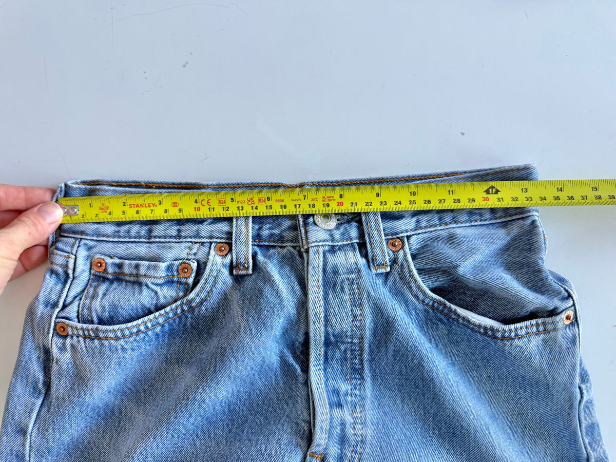 W25 L28 vintage Levis 501 medium blue faded 25” measured waist 90s levis 501s