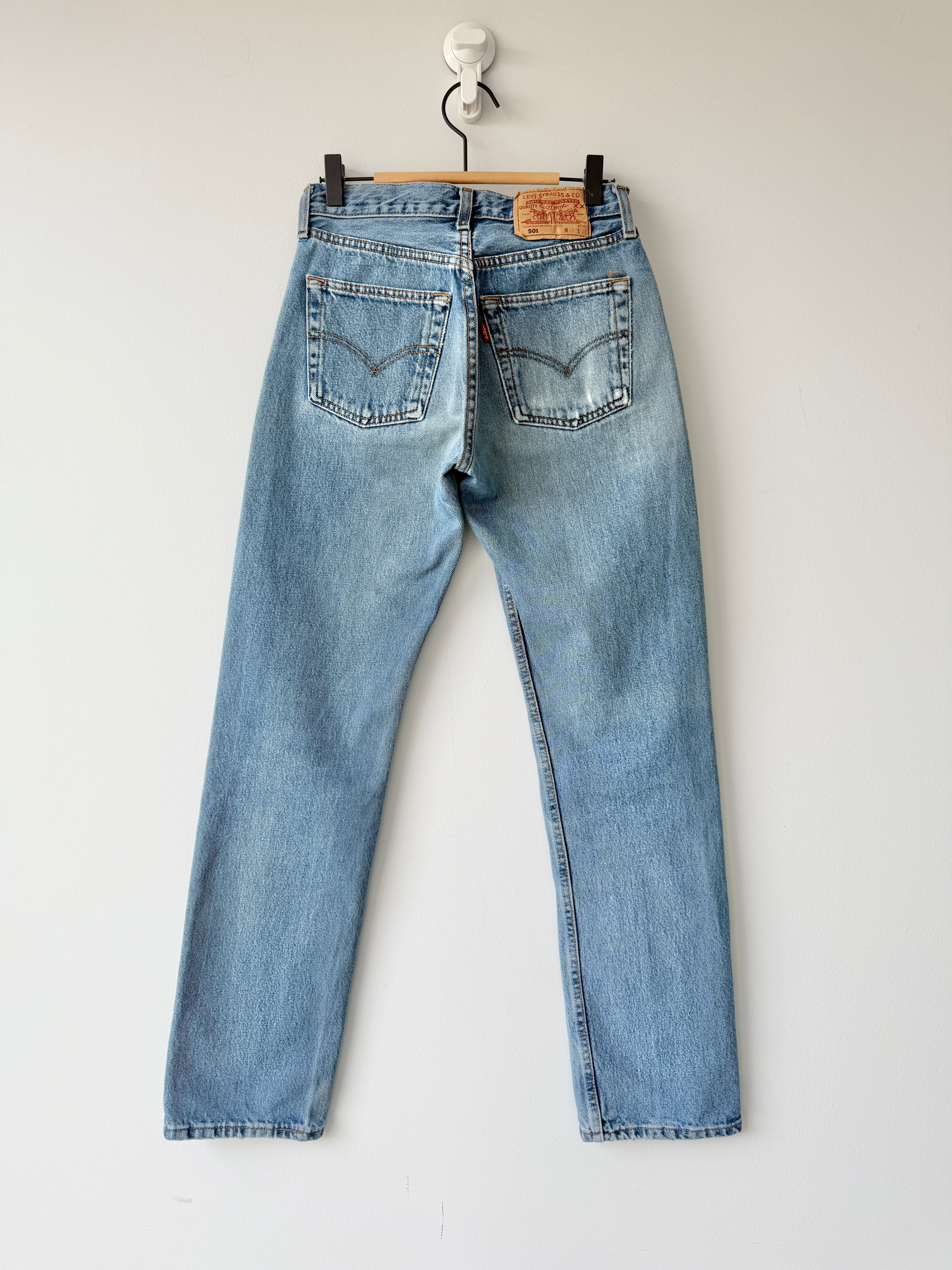 W25 L30 vintage Levis 501 24-25” medium blue 90s Levi’s 501s