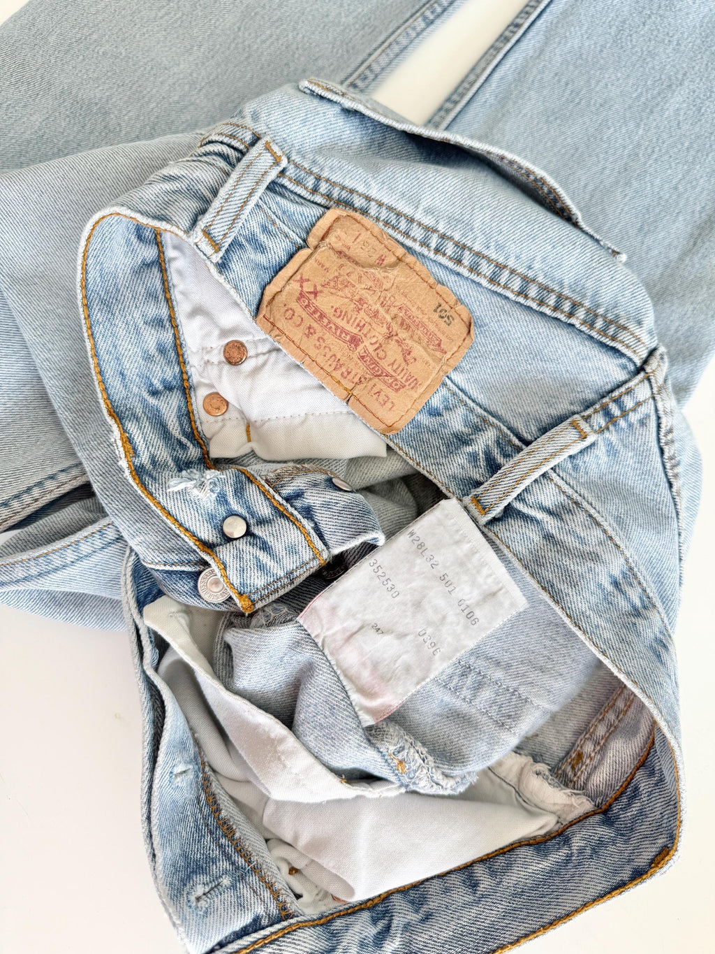W25 L31 Levis 501 vintage 25” measured waist medium light blue made in 90s