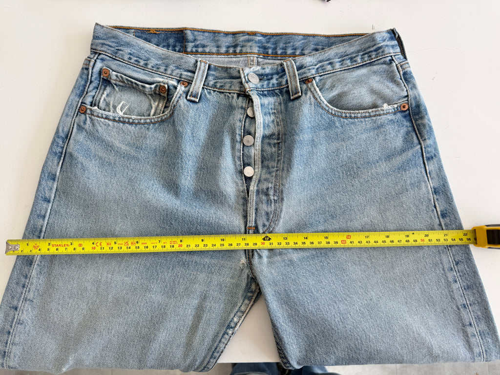 W31 L31 vintage Levis 501 medium light blue 30/31” measured waist 501s 90s USA