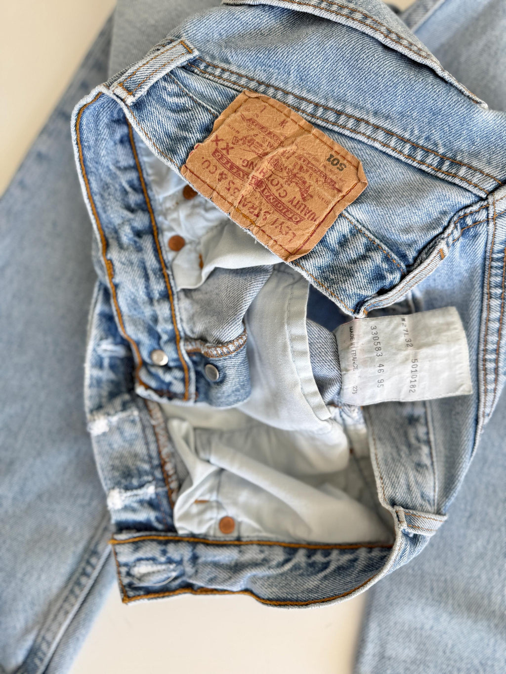 W25 L31 vintage Levis 501 24-25” measured light blue made in 90s