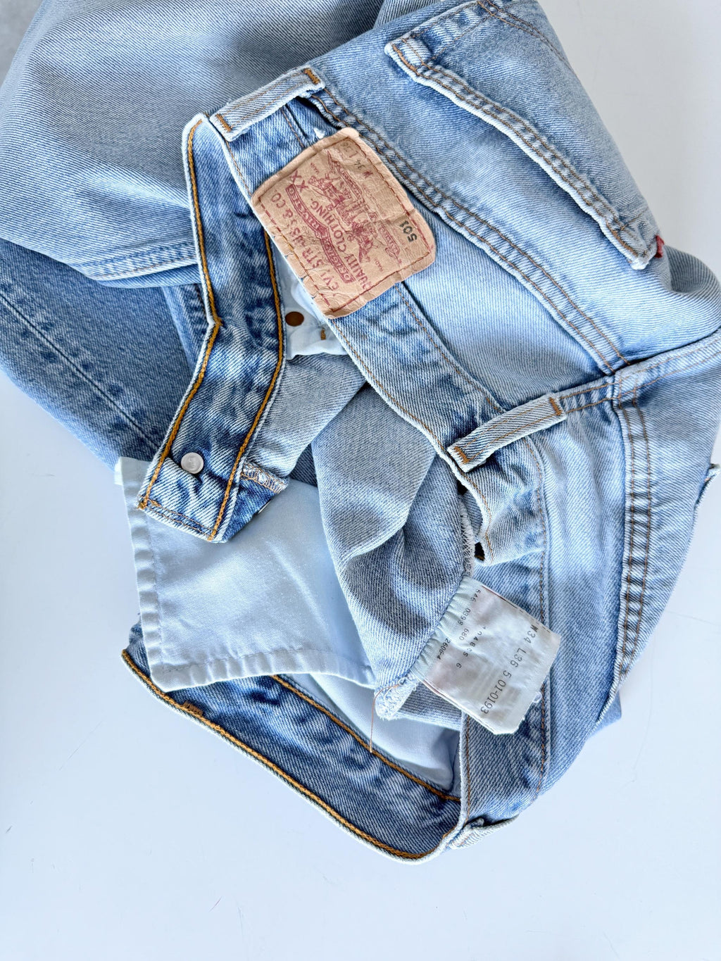 Levis 501 vintage w32 L35 light faded blue 501s made in USA  90s straight leg jeans 501 32” waist