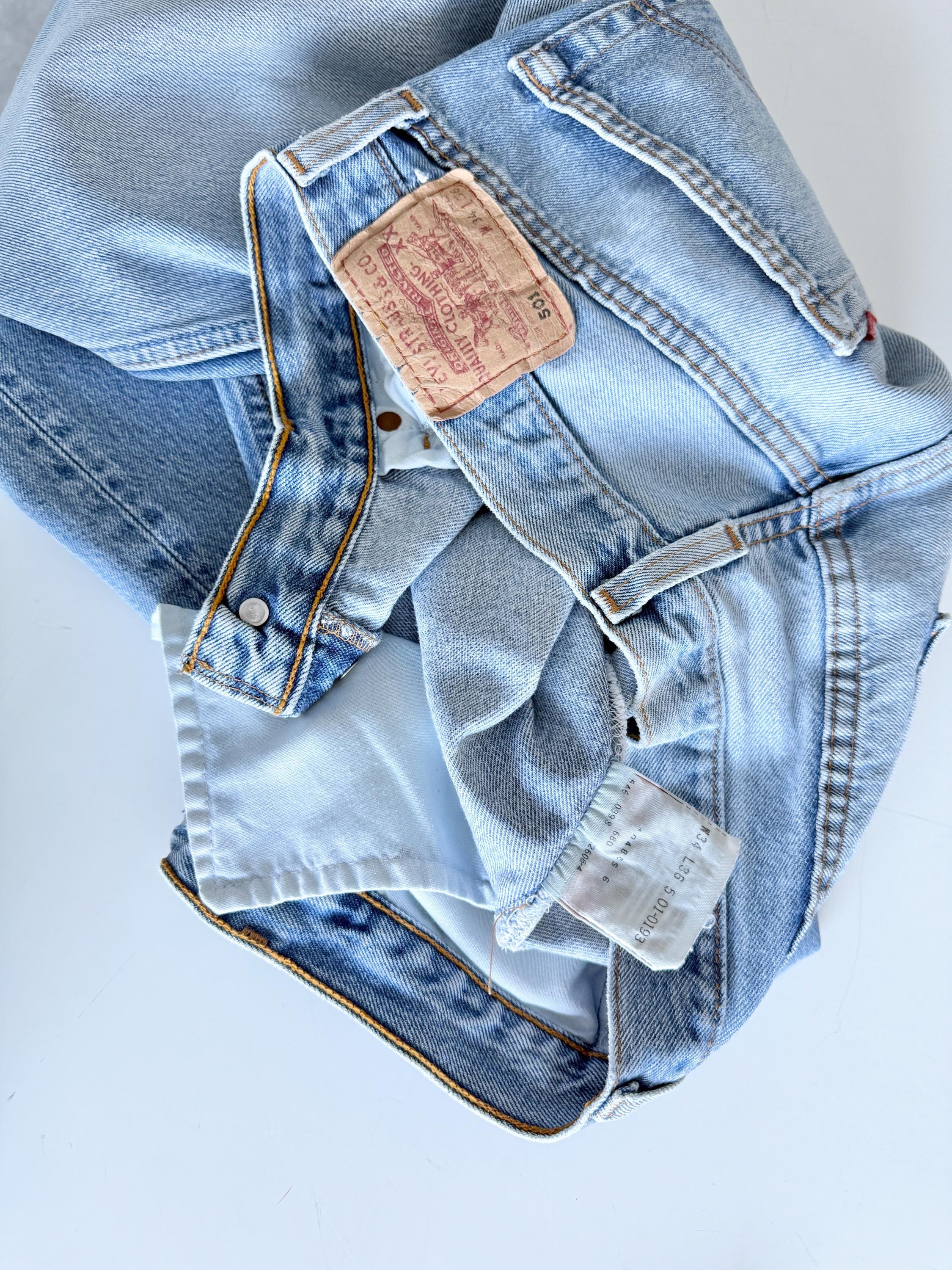 Levis 501 vintage w32 L35 light faded blue 501s made in USA  90s straight leg jeans 501 32” waist