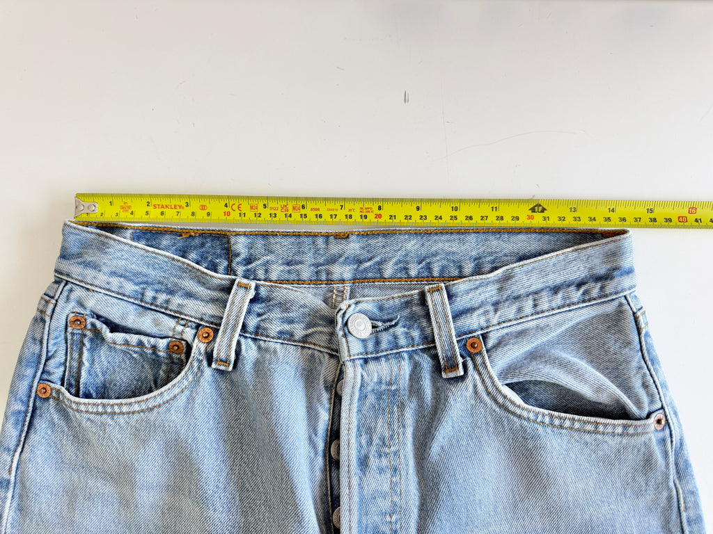 W29 L32 vintage Levis 501 28/29” light blue Levi’s 501s 90s
